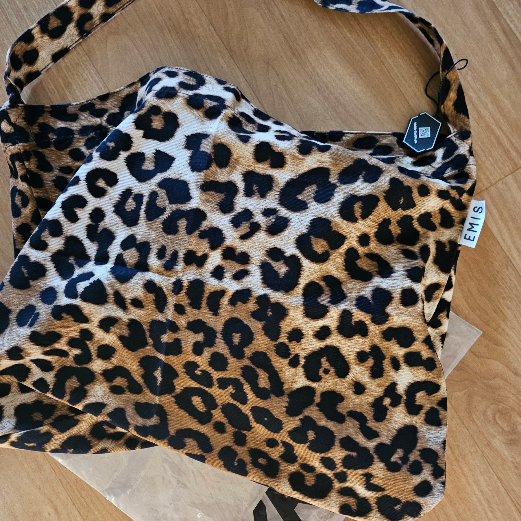 Emis New Leopard Corduroy Eco Bag Beige 착용 스타일