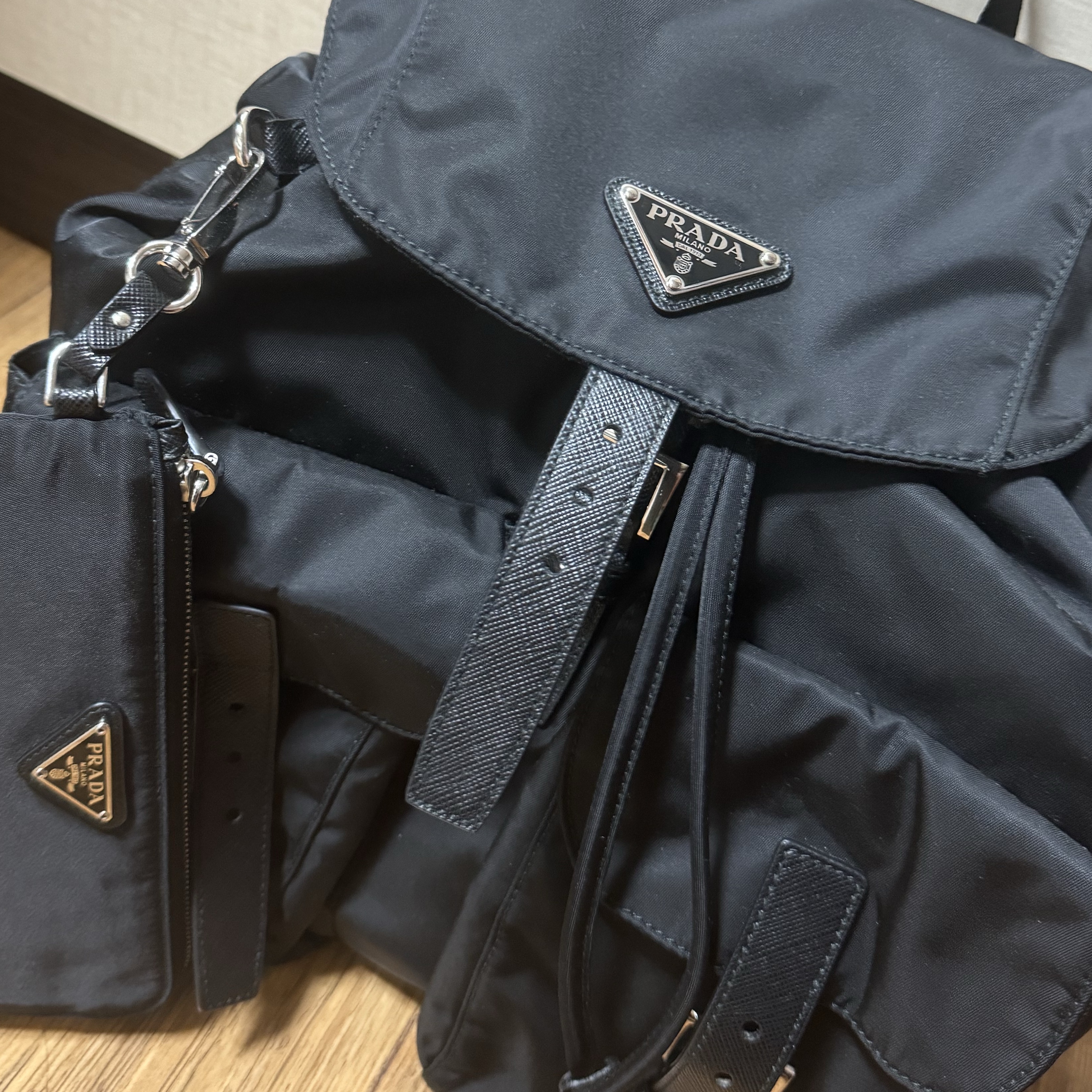 Prada Re-Nylon Medium Backpack Black 착용 스타일