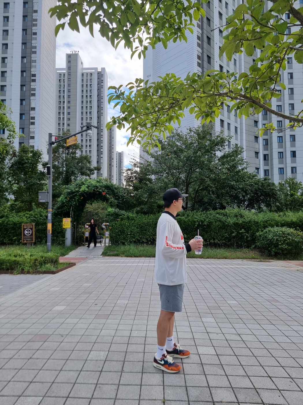 Nike x Kasina Air Max 1 SP Won-Ang Orange, Nike NSW Long Sleeve T-Shirt Phantom Black Bright Crimson 착용 스타일