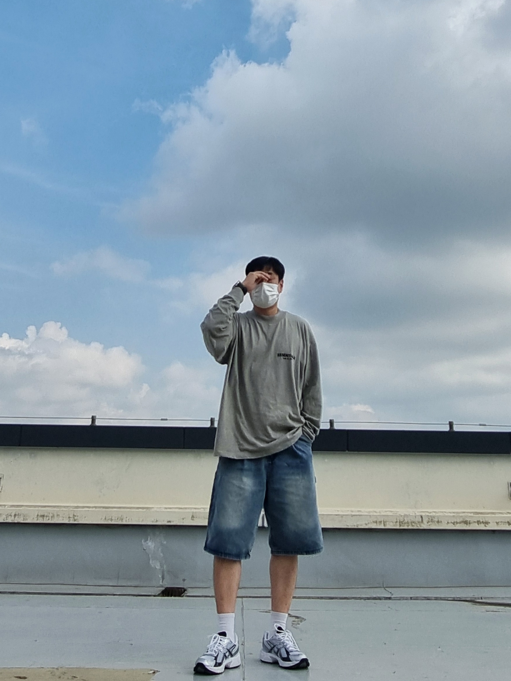 Asics Gel-1130 White Black, Essentials The Core Collection Long Sleeve T-Shirt Dark Oatmeal 착용 스타일 - 4
