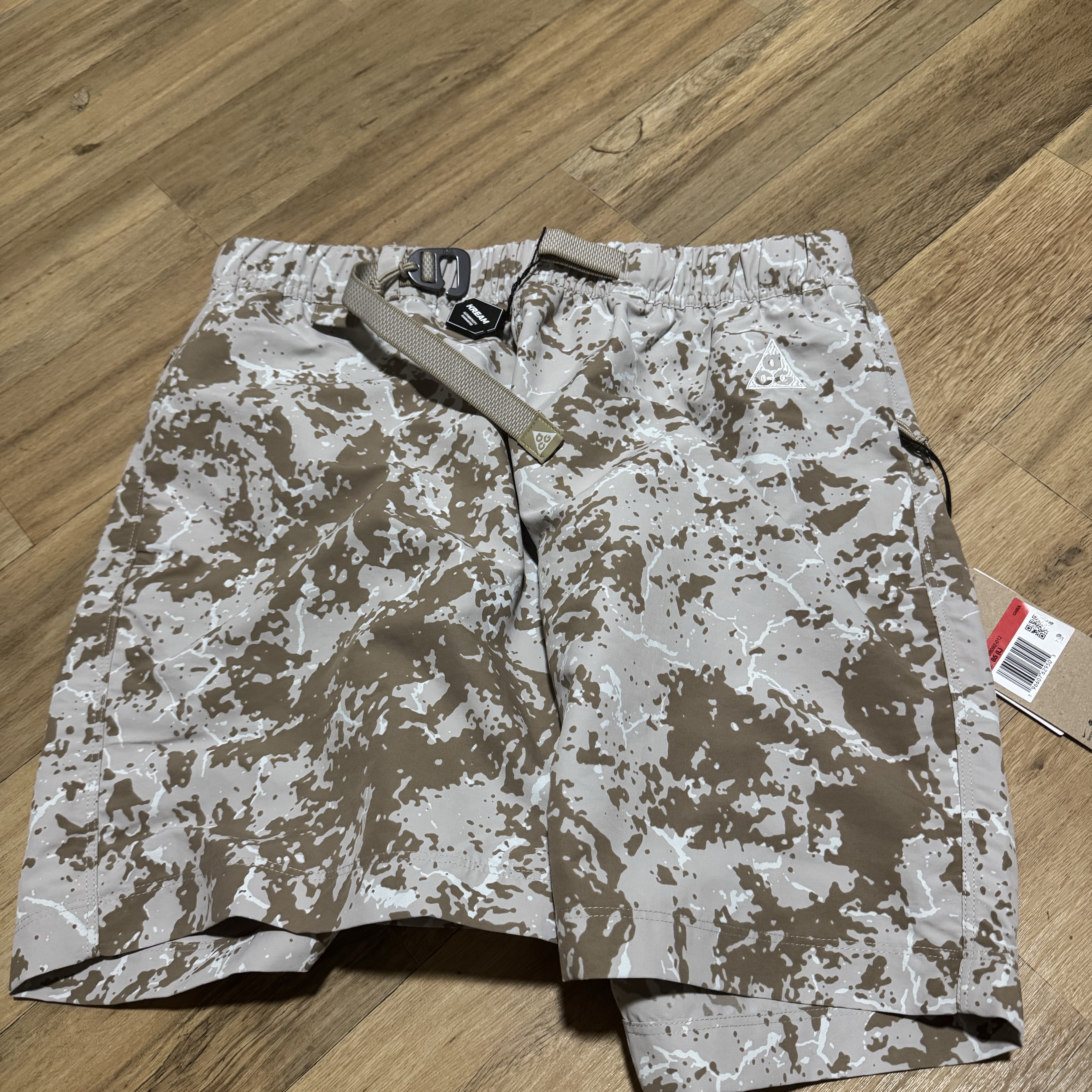 Nike ACG Print Trail Shorts Light Iron Ore - Asia 착용 스타일
