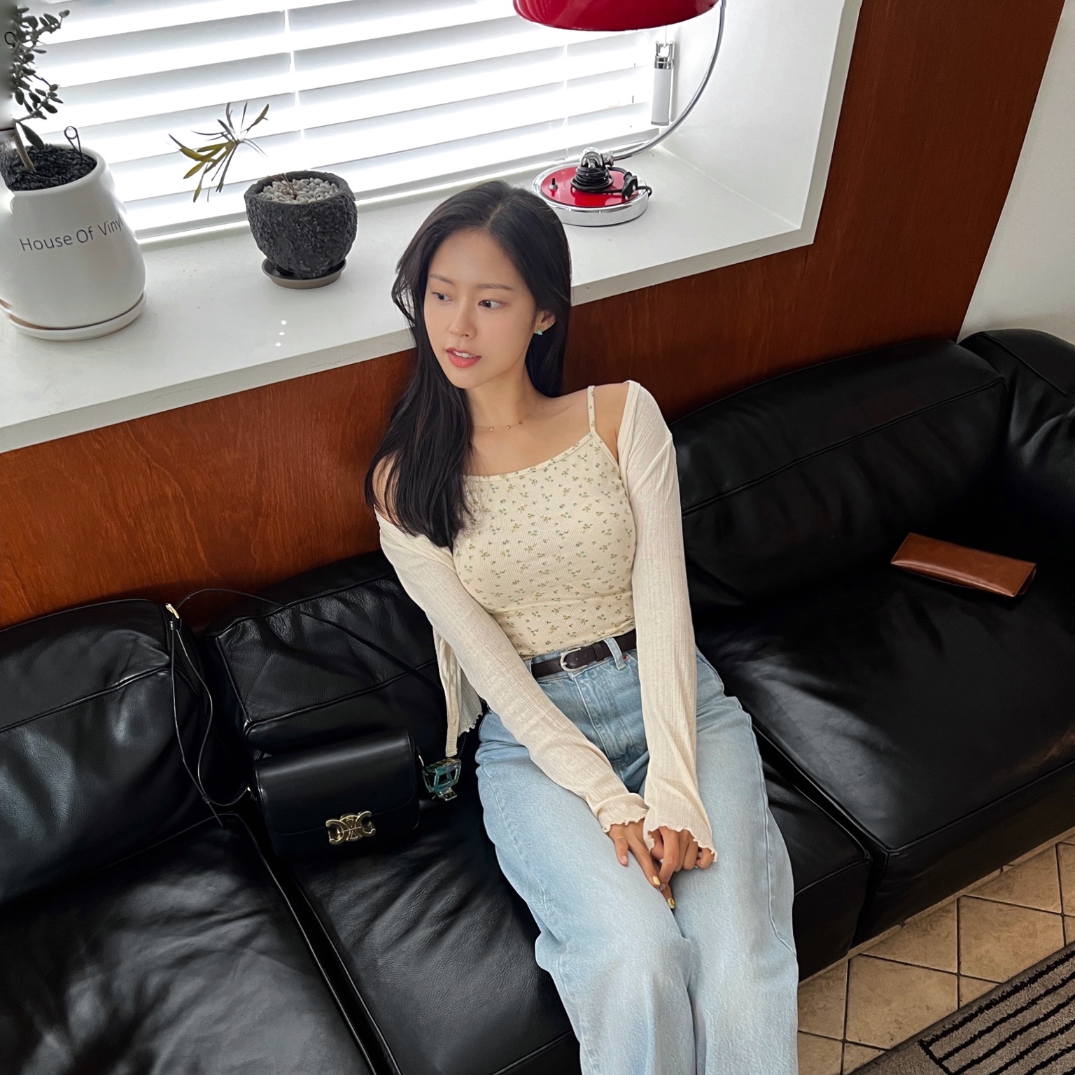 Celine Teen Triomphe Bag in Shiny Calfskin Black 착용 스타일 - 4