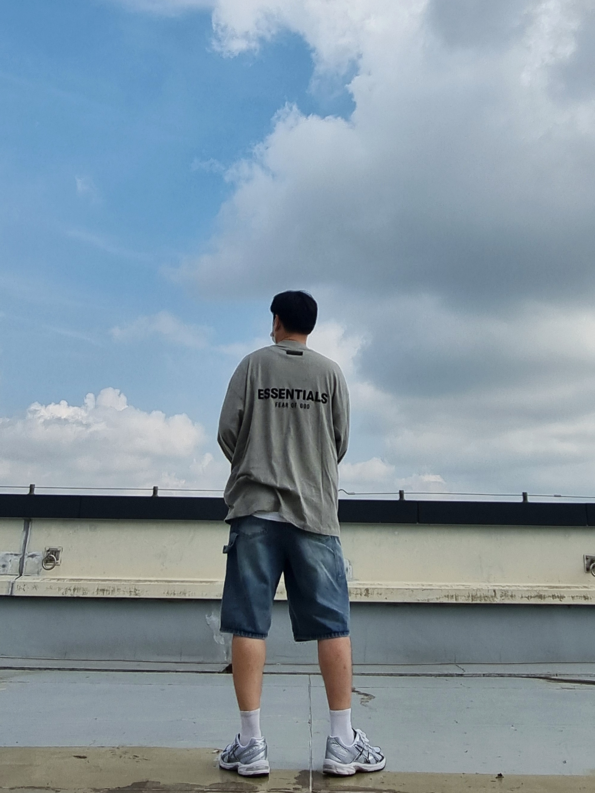 Asics Gel-1130 White Black, Essentials The Core Collection Long Sleeve T-Shirt Dark Oatmeal 착용 스타일 - 3