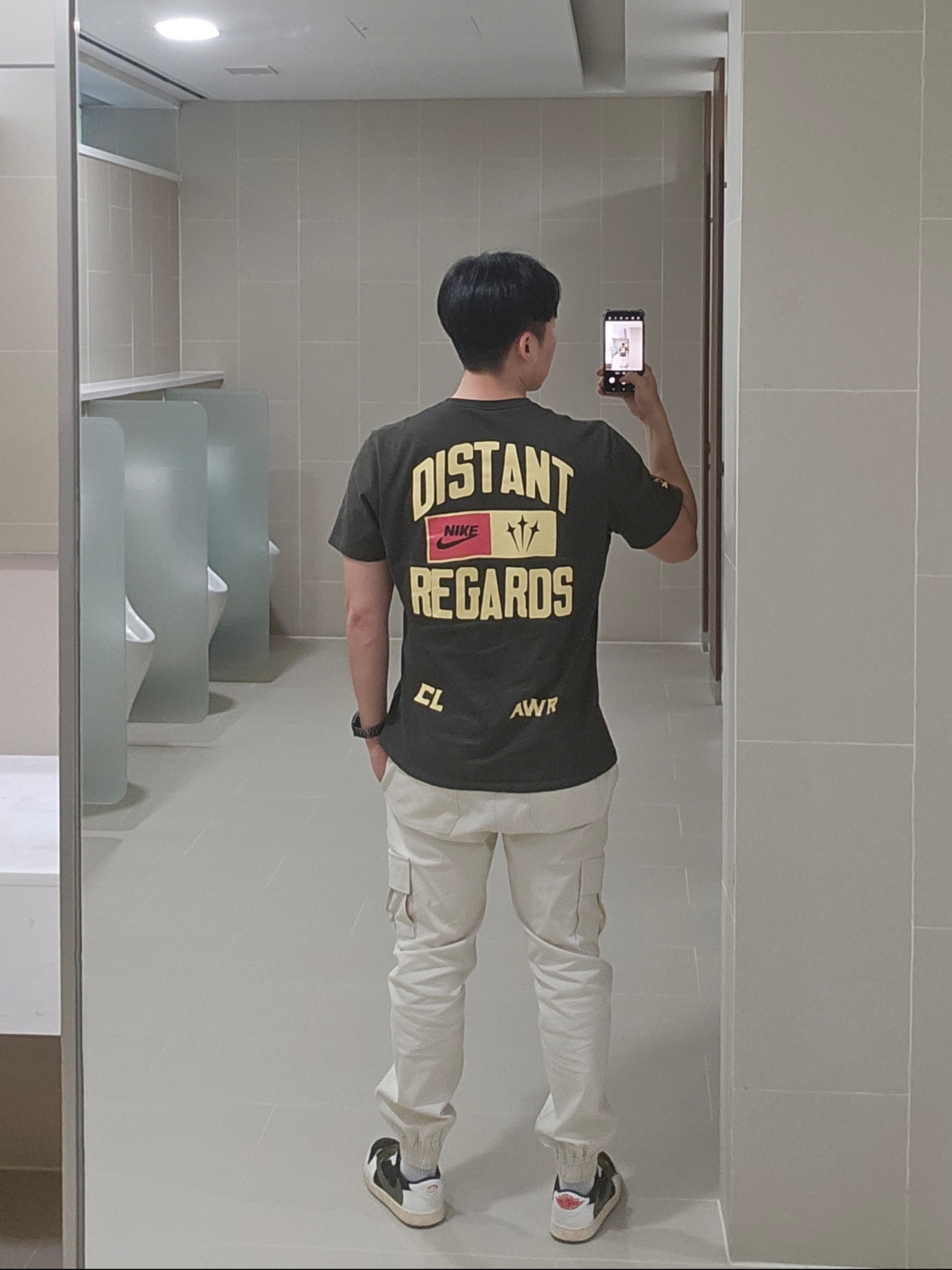 Nike x Drake Nocta x Cactus Plant Flea Market Souvenir Cactus T-Shirt Sequoia (DR2630-355), (W) Jordan 1 x Travis Scott Retro Low OG SP Medium Olive 착용 스타일 - 2