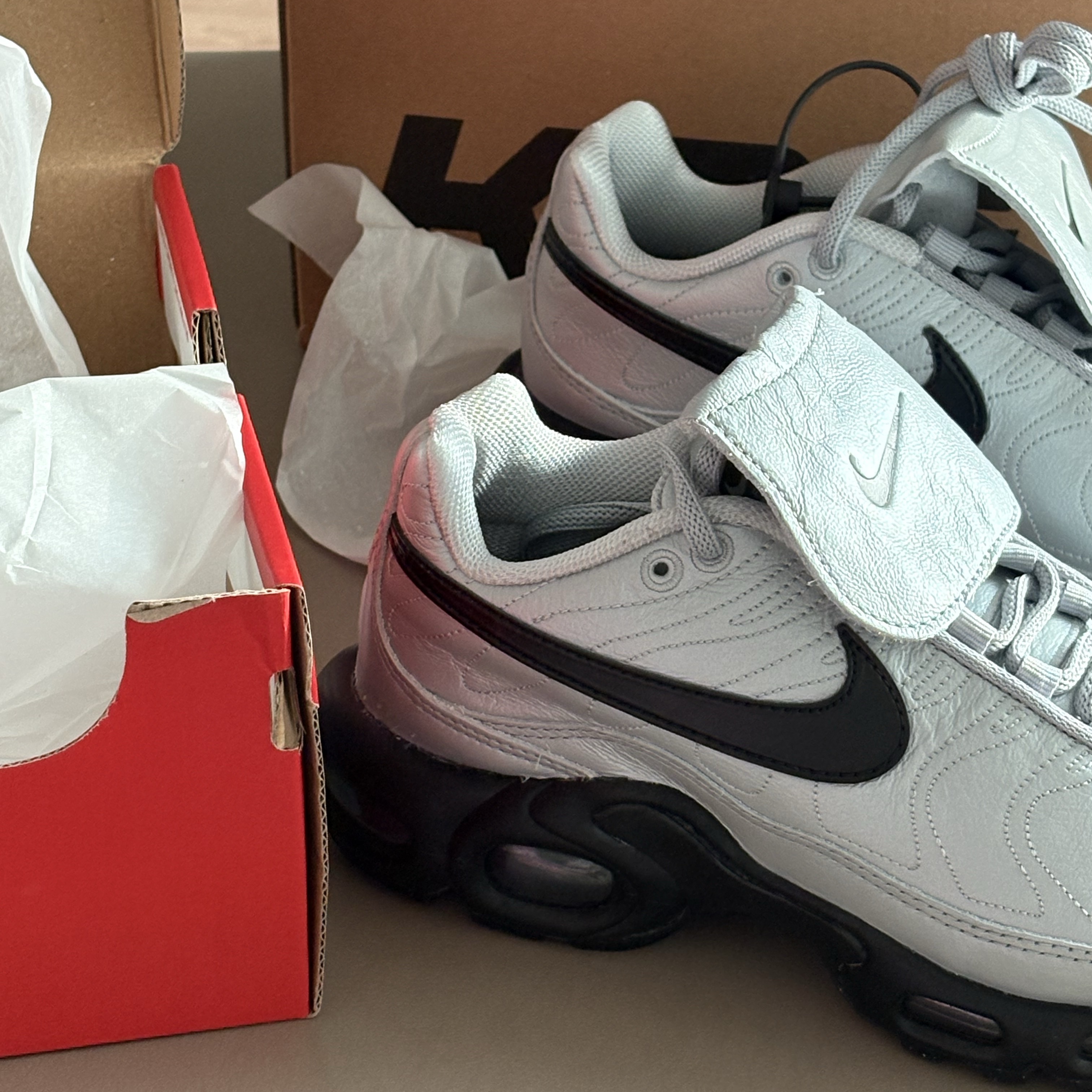 Nike Air Max Plus TNPO Wolf Grey and Black 착용 스타일