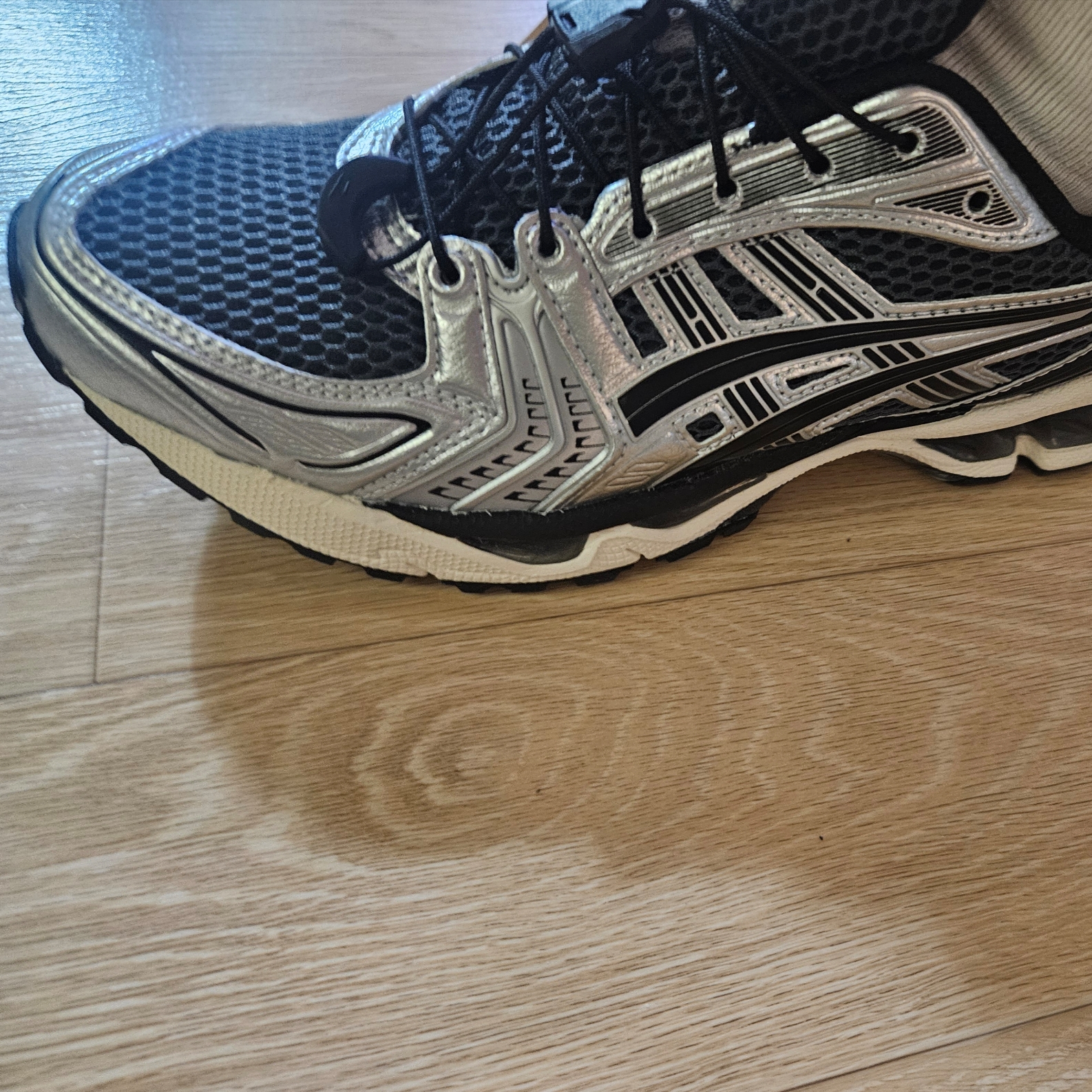 Asics Unlimited Gel-Kayano 14 Carrier Grey Black 착용 스타일