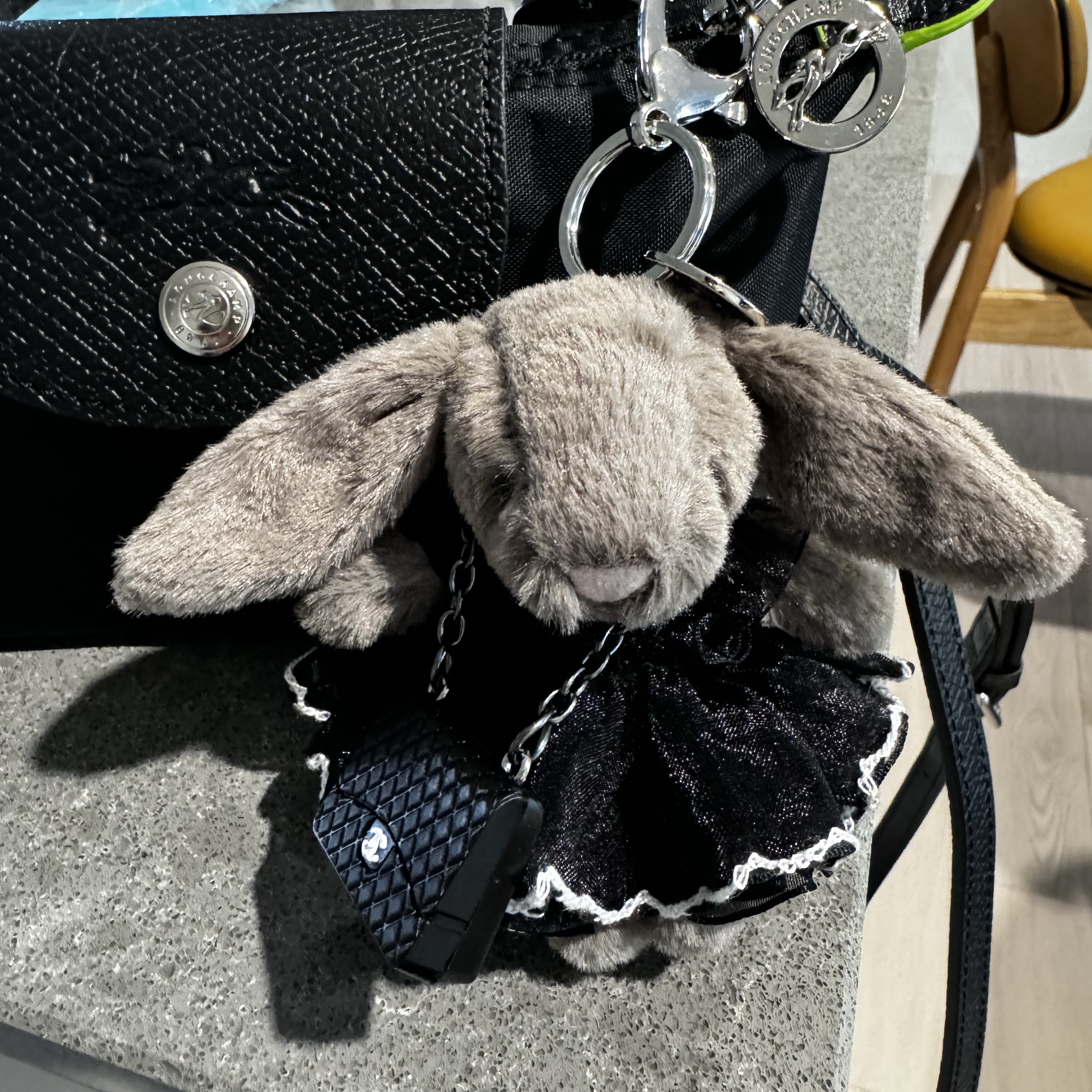 Jellycat Bashful Bunny Truffle Bag Charm Brown, Longchamp Le Pliage Green Handle Pouch Black 착용 스타일 - 3