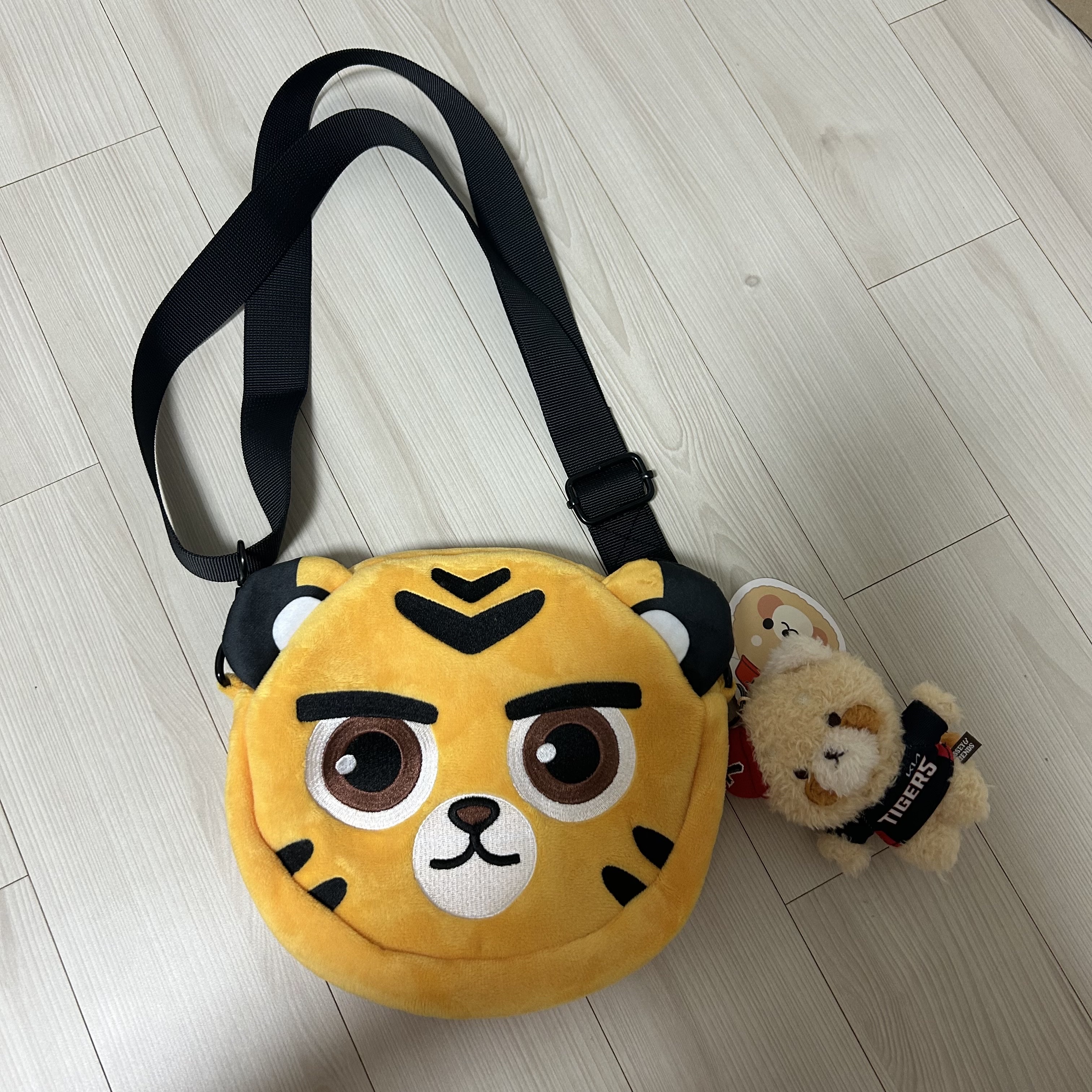 Lessey & Friends x KBO The Strongest Lessey Stuffed Toy Keyring KIA Tigers 착용 스타일