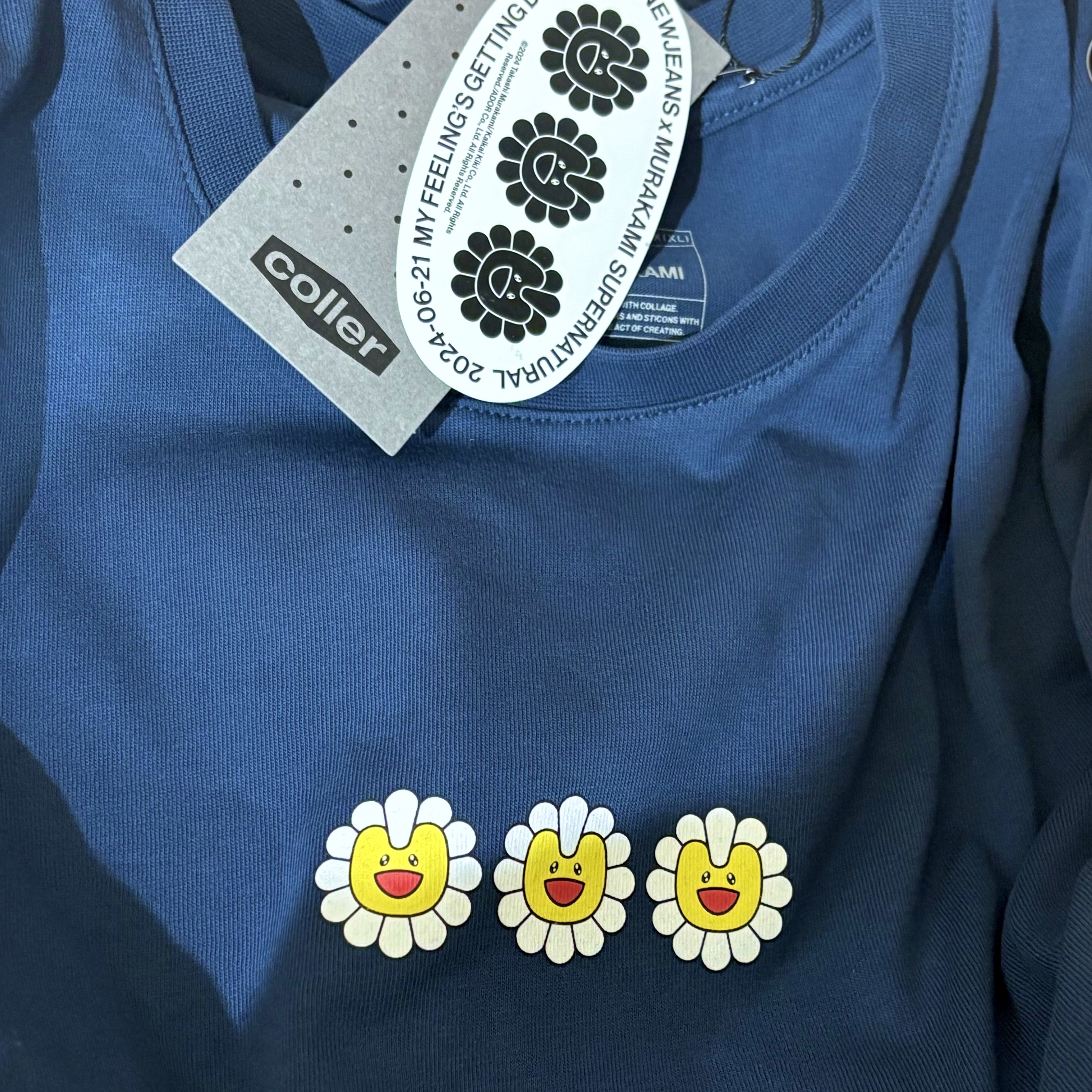 NewJeans x Murakami T-Shirt Navy 착용 스타일 - 1