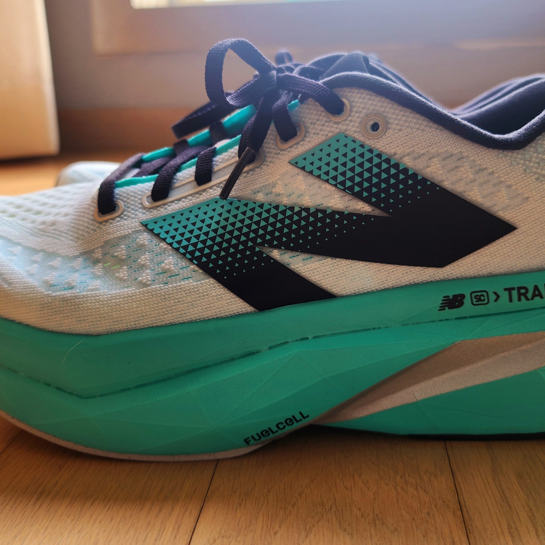 New Balance FuelCell Supercomp Trainer v3 White Cyber Jade - 2E Wide 착용 스타일