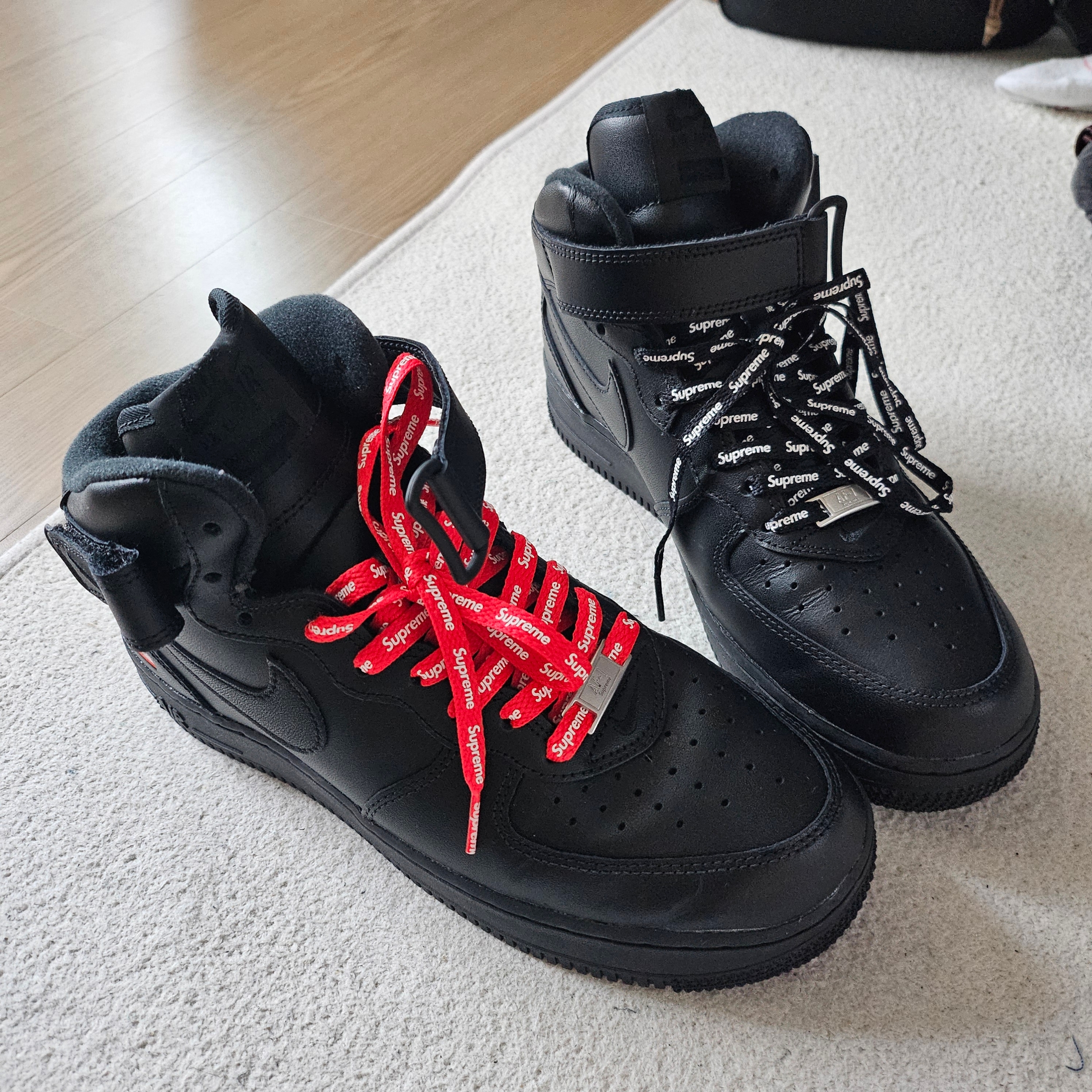 Nike x Supreme Air Force 1 Mid Black 착용 스타일 - 3