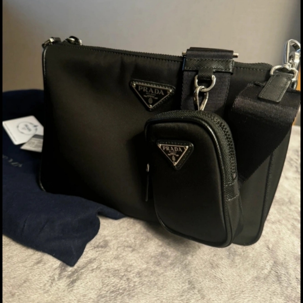 Prada Re-Nylon and Saffiano Leather Shoulder Bag Black 착용 스타일