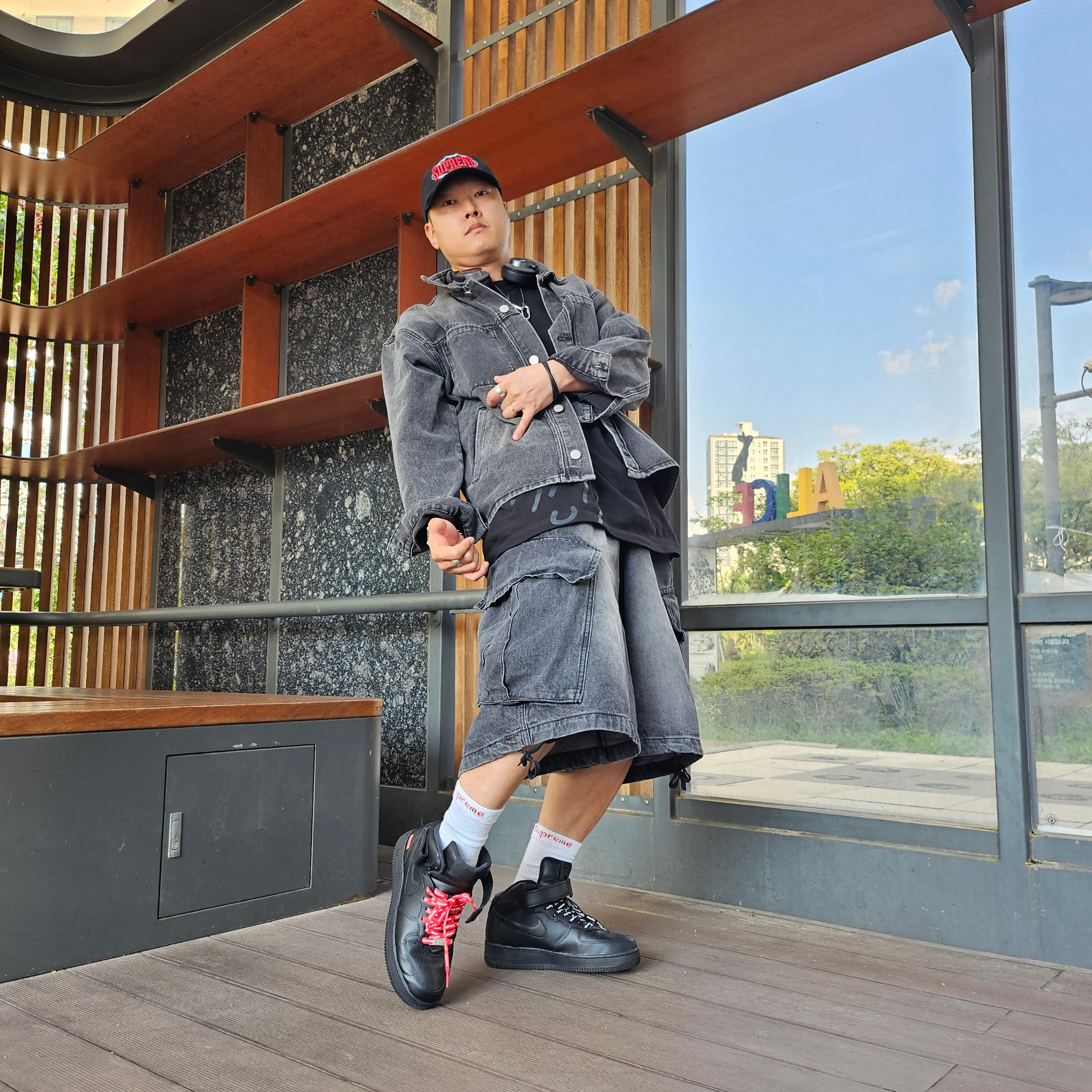 Nike x Supreme Air Force 1 Mid Black, Supreme Hanes Crew Socks White (4 Pack) 착용 스타일 - 3