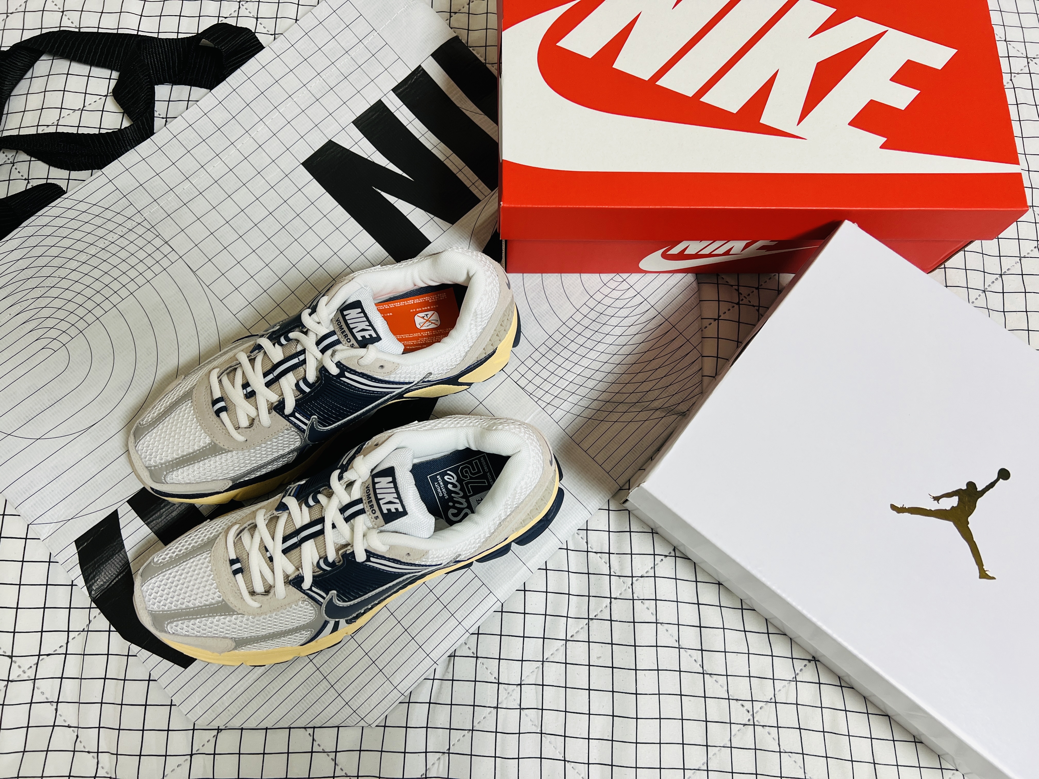 Nike Zoom Vomero 5 White Thunder Blue 착용 스타일 - 2