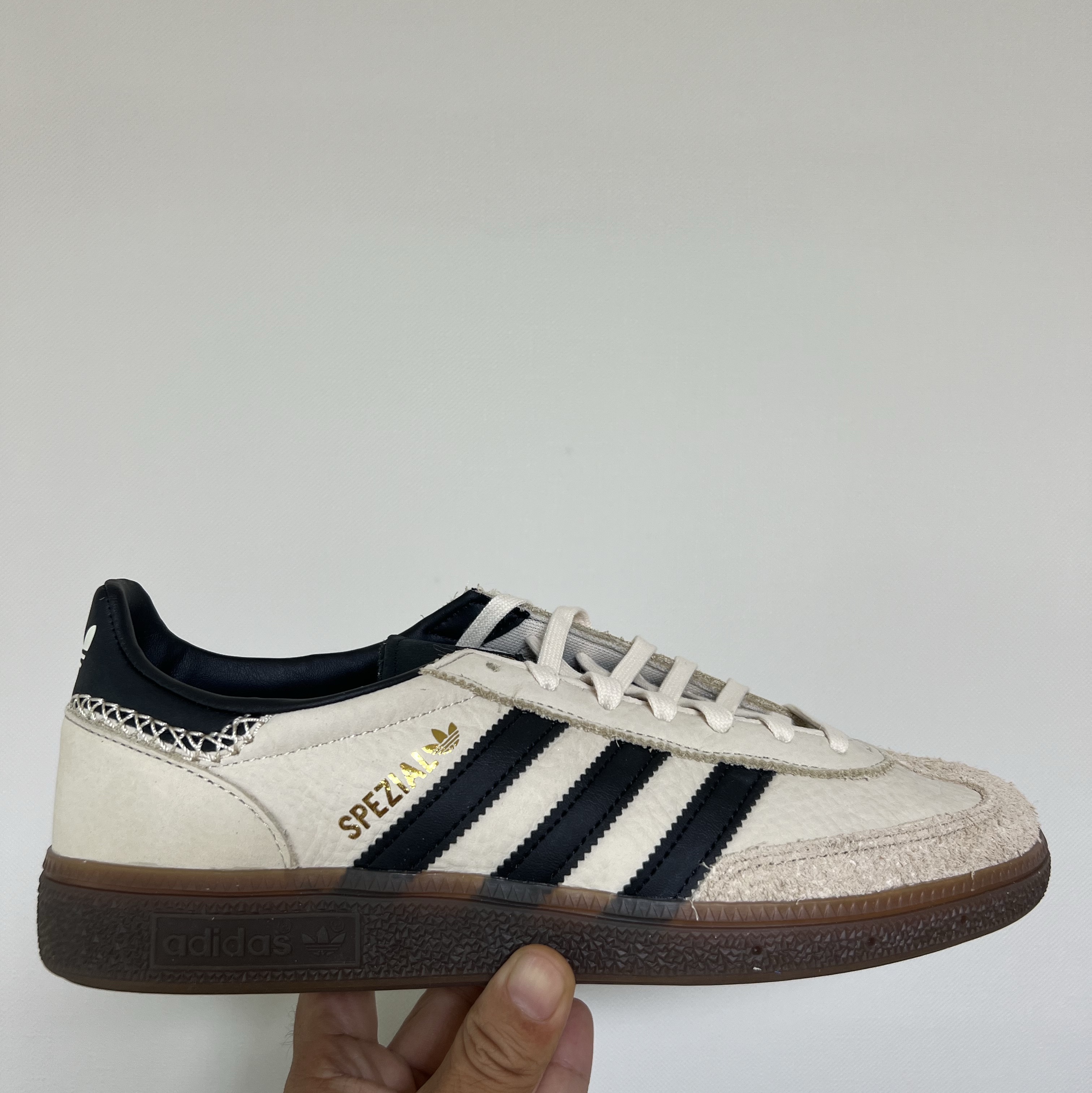 (W) Adidas Spezial Handball Wonder White Core Black 착용 스타일 - 1