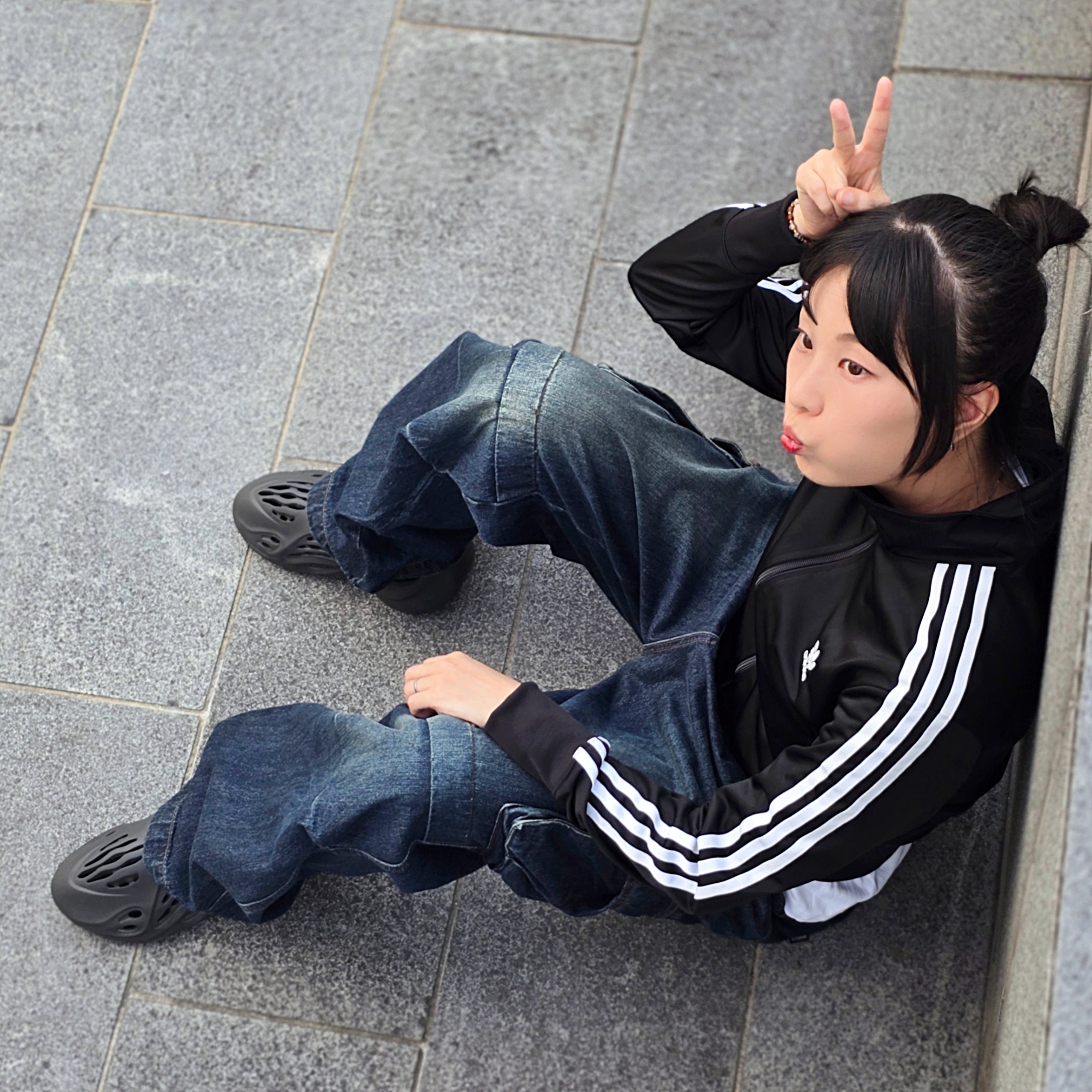 (W) Adidas Adicolor Classic Firebird Track Top Black - KR Sizing, Adidas Yeezy Foam RNNR Onyx 착용 스타일