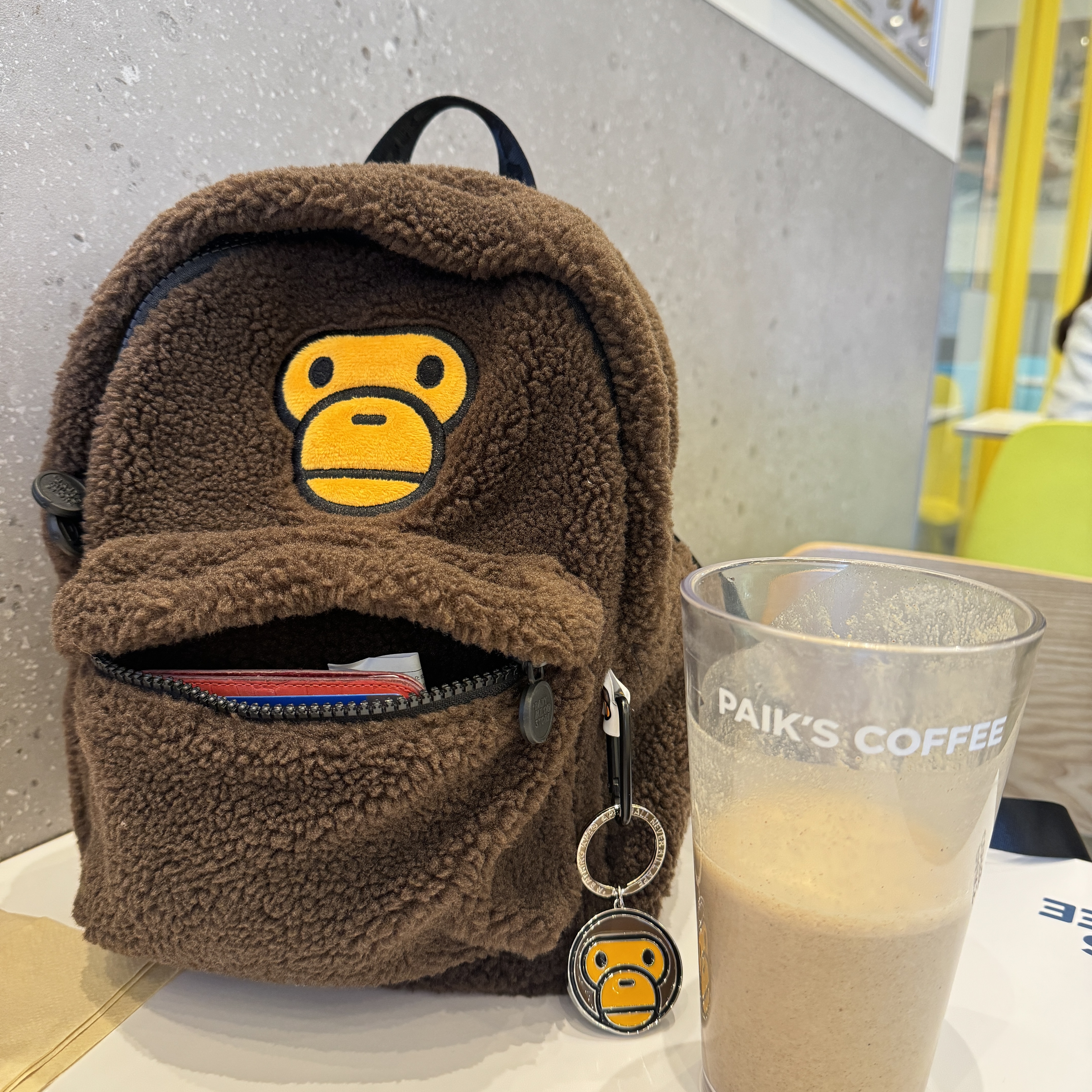 BAPE Baby Milo Mini Fur Backpack Brown, BAPE Baby Milo Metal Keychain Brown 착용 스타일
