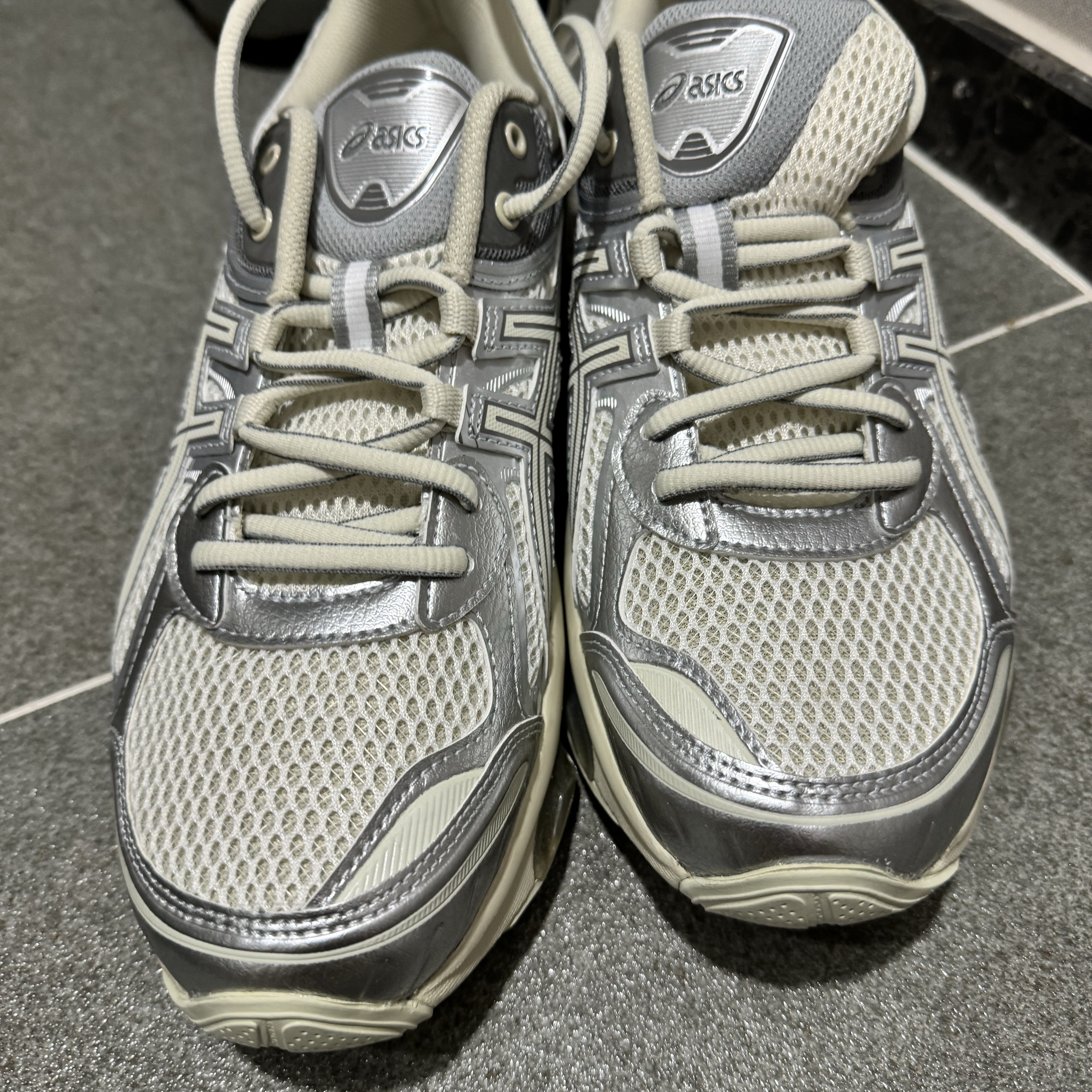 Asics Gel-Quantum Kinetic White Light Dust 착용 스타일 - 2