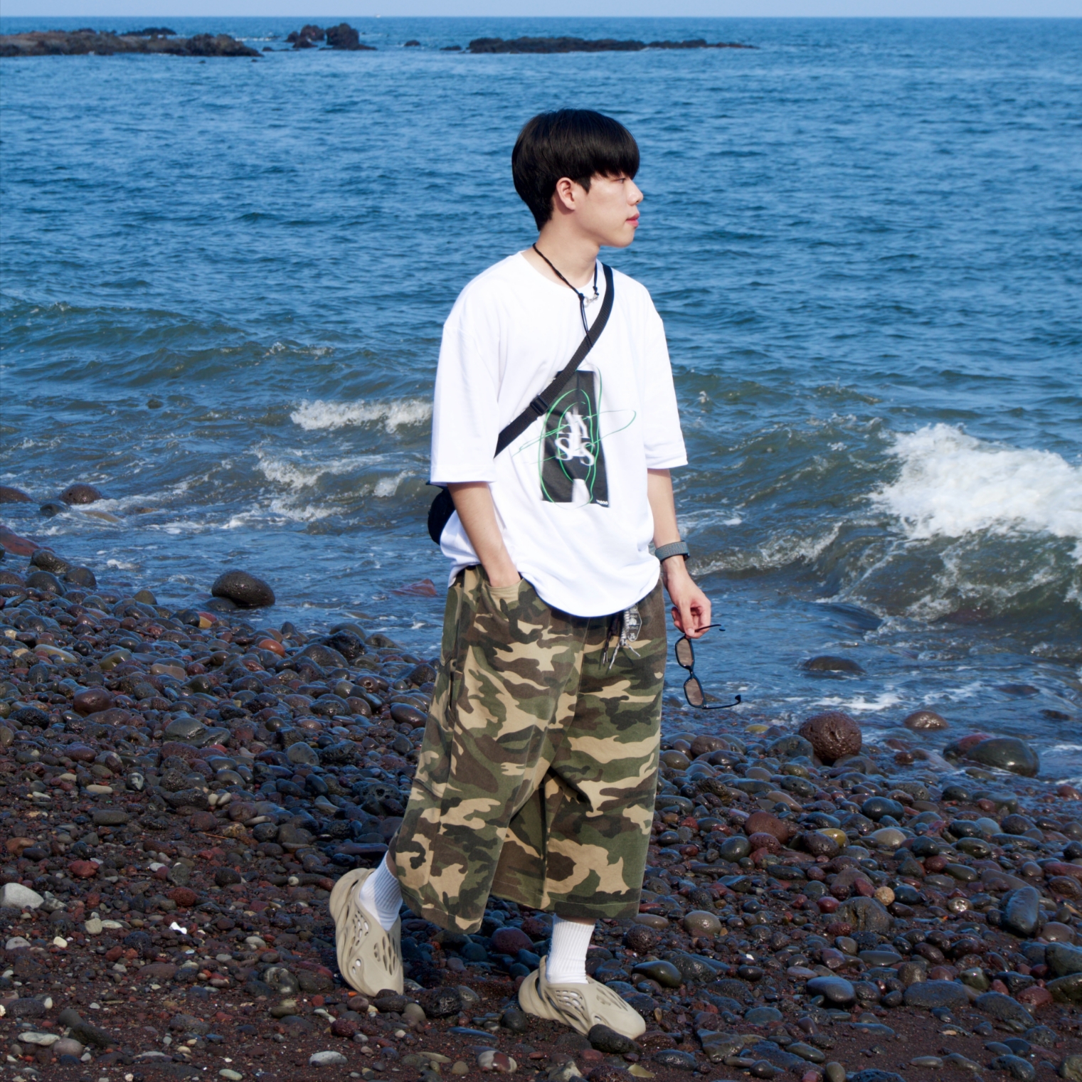 Adidas Yeezy Foam RNNR Stone Sage 착용 스타일 - 2