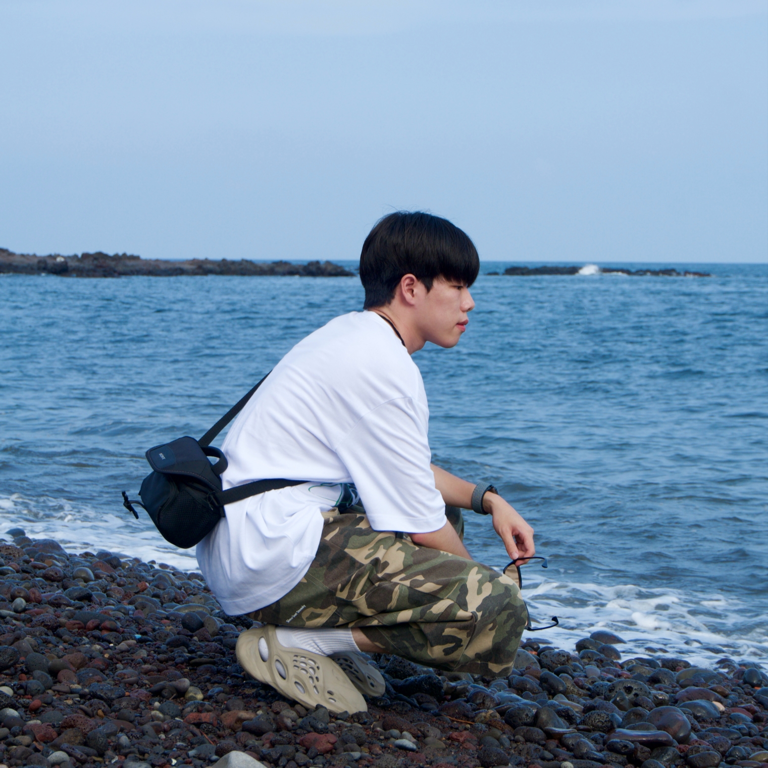 Adidas Yeezy Foam RNNR Stone Sage 착용 스타일 - 3