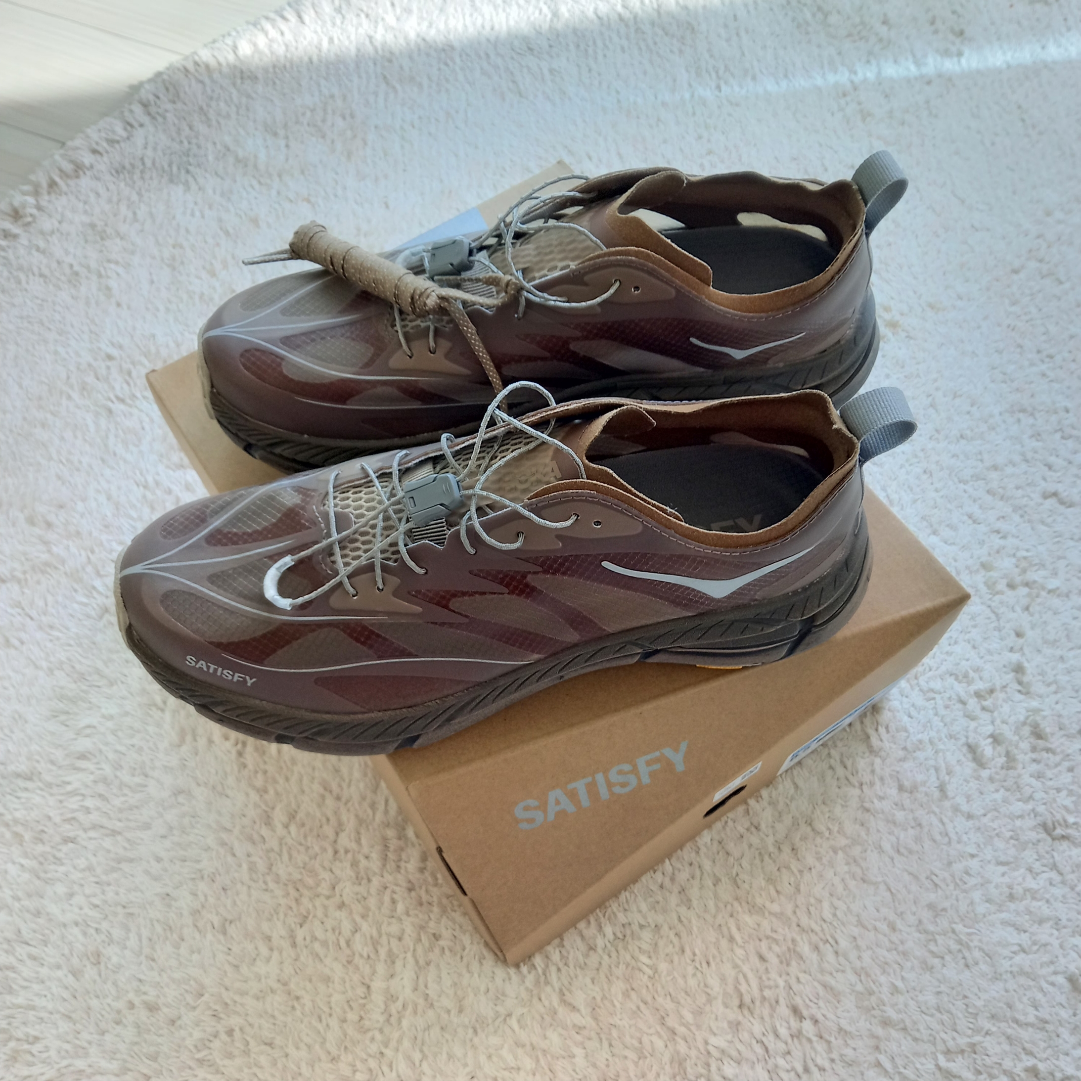 Hoka x Satisfy Mafate Speed 4 Lite Rubber 착용 스타일 - 2