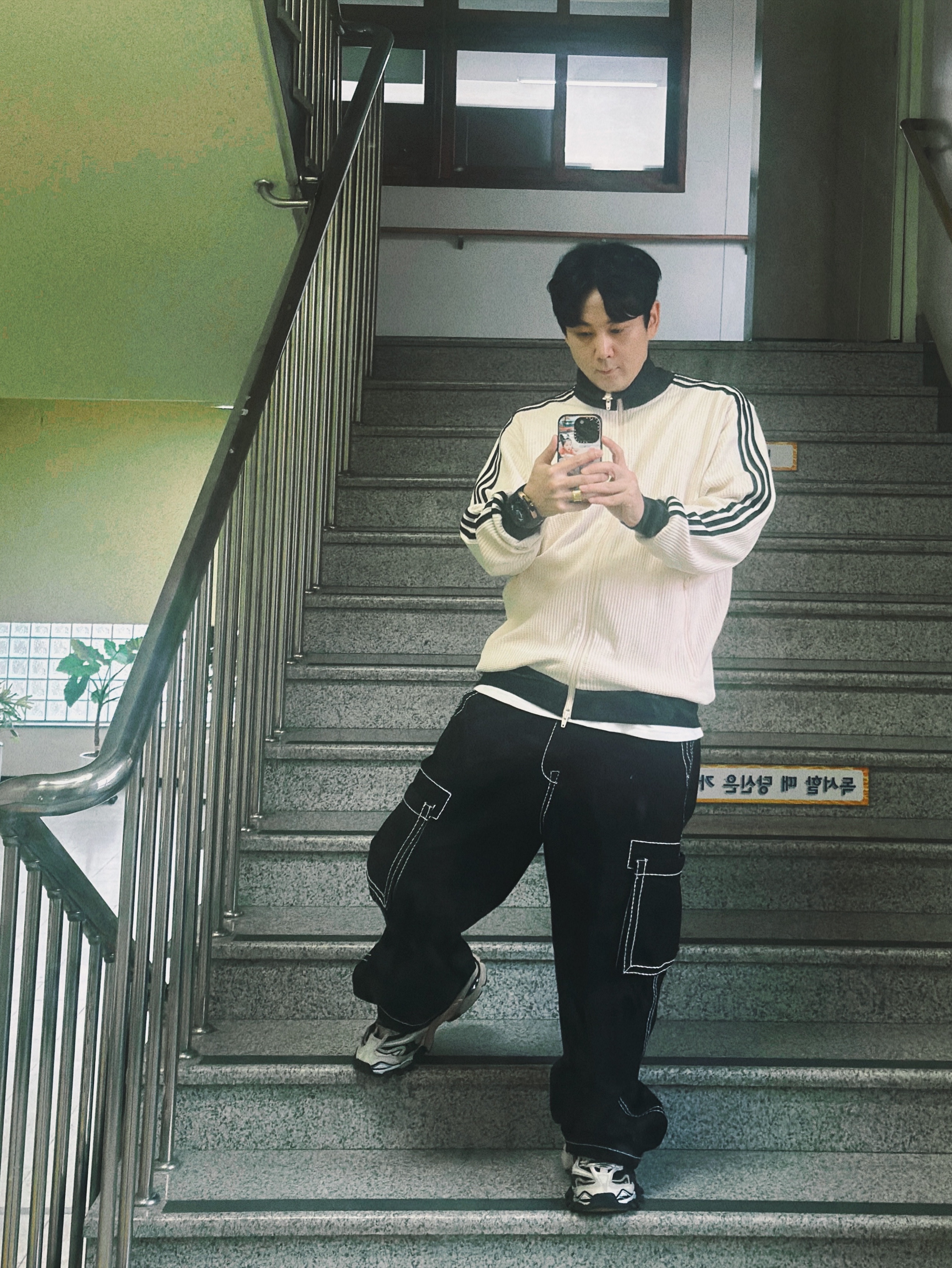 Adidas Waffle Beckenbauer Track Top Wonder White - KR Sizing, True Religion Classic Cargo Pants Mk-1 Black 착용 스타일