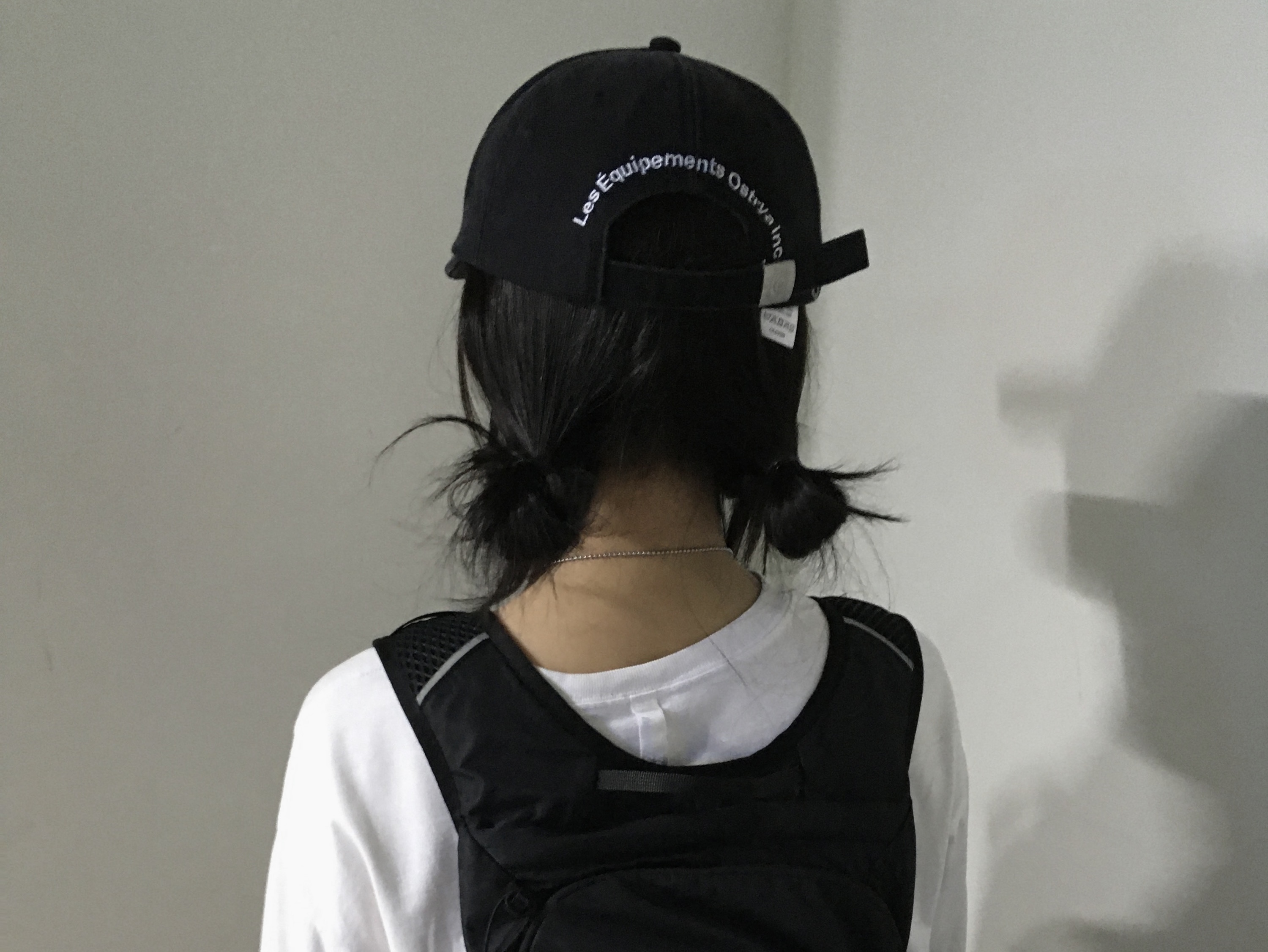 Ostrya Swirl 5 Panel Cap Black 착용 스타일 - 2