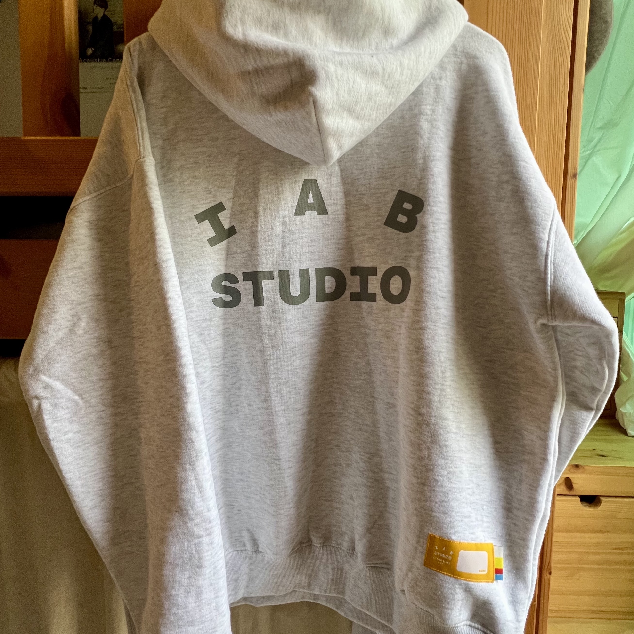 IAB Studio Hoodie Light Gray 착용 스타일