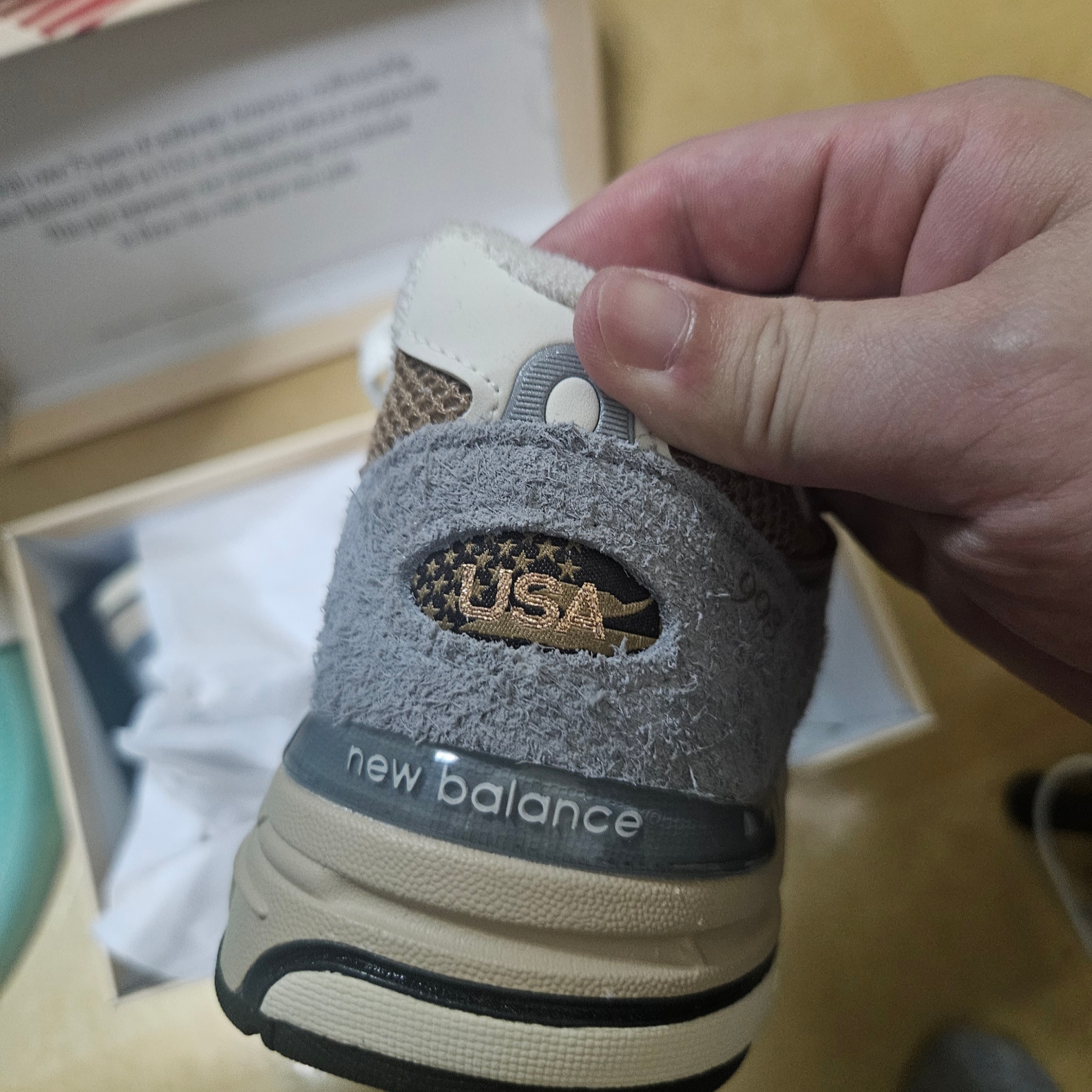 New Balance 993 Made in USA Shadow Grey Driftwood 착용 스타일 - 2