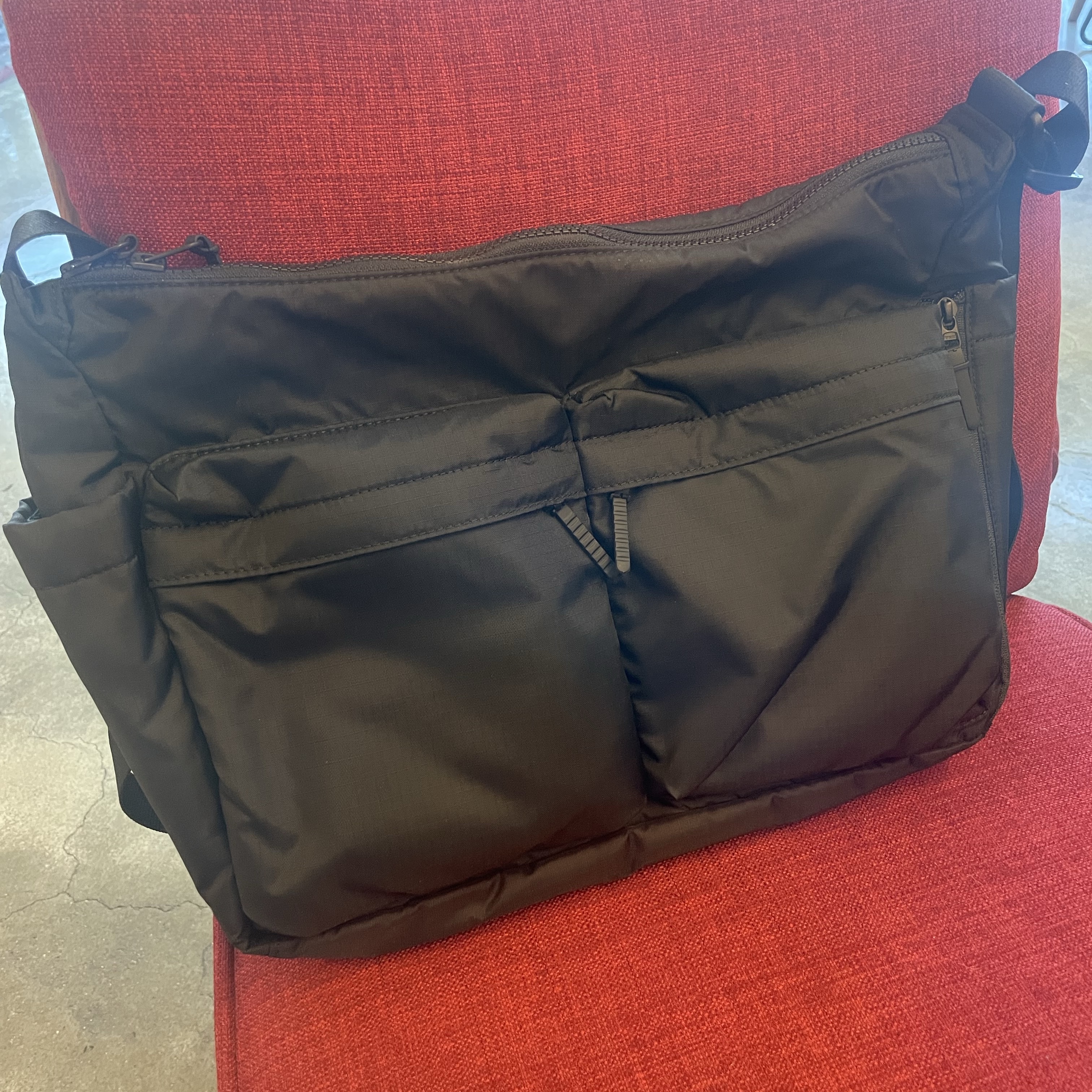 Uniqlo Multi Pocket Shoulder Bag Black 착용 스타일