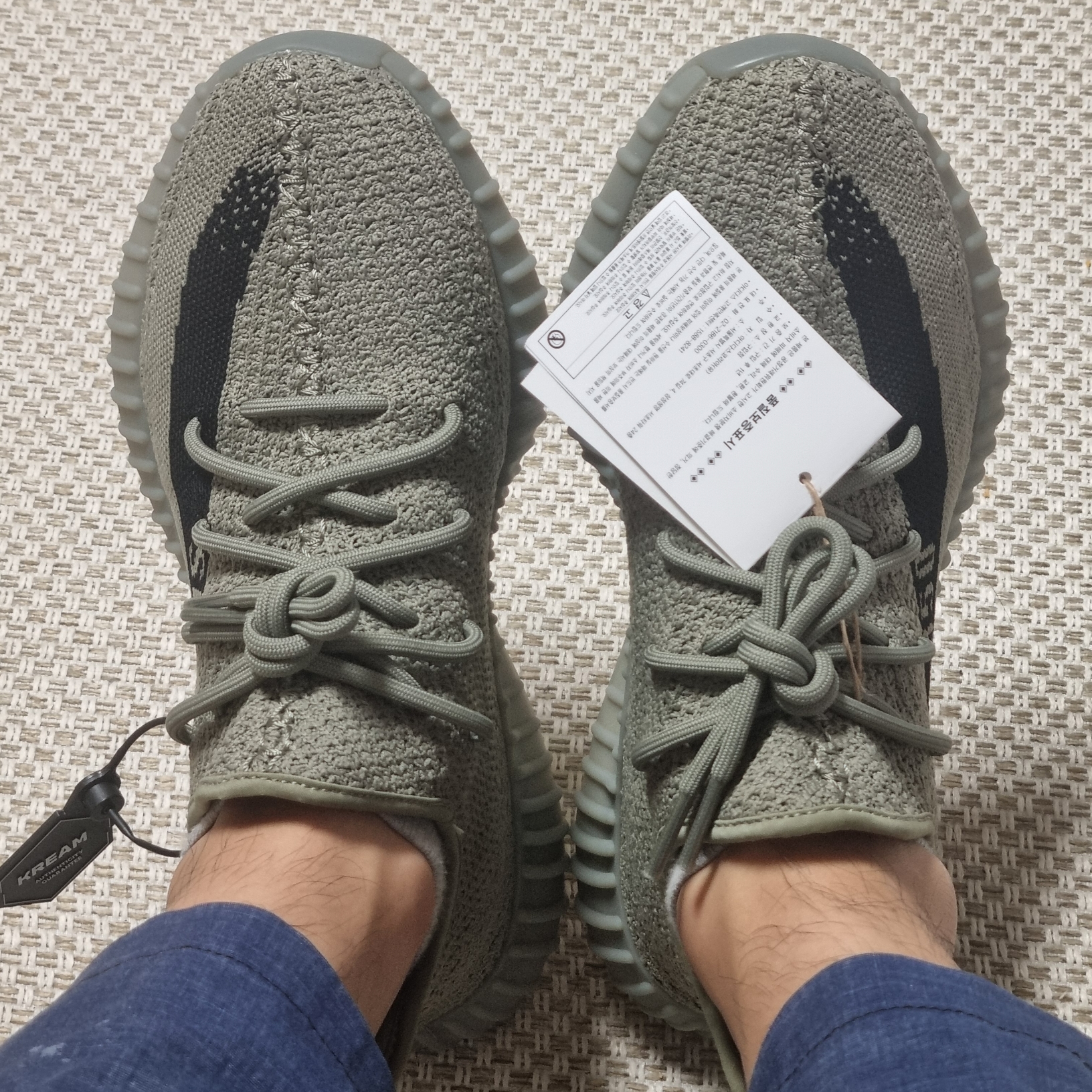 Adidas Yeezy Boost 350 V2 Granite Core Black 착용 스타일