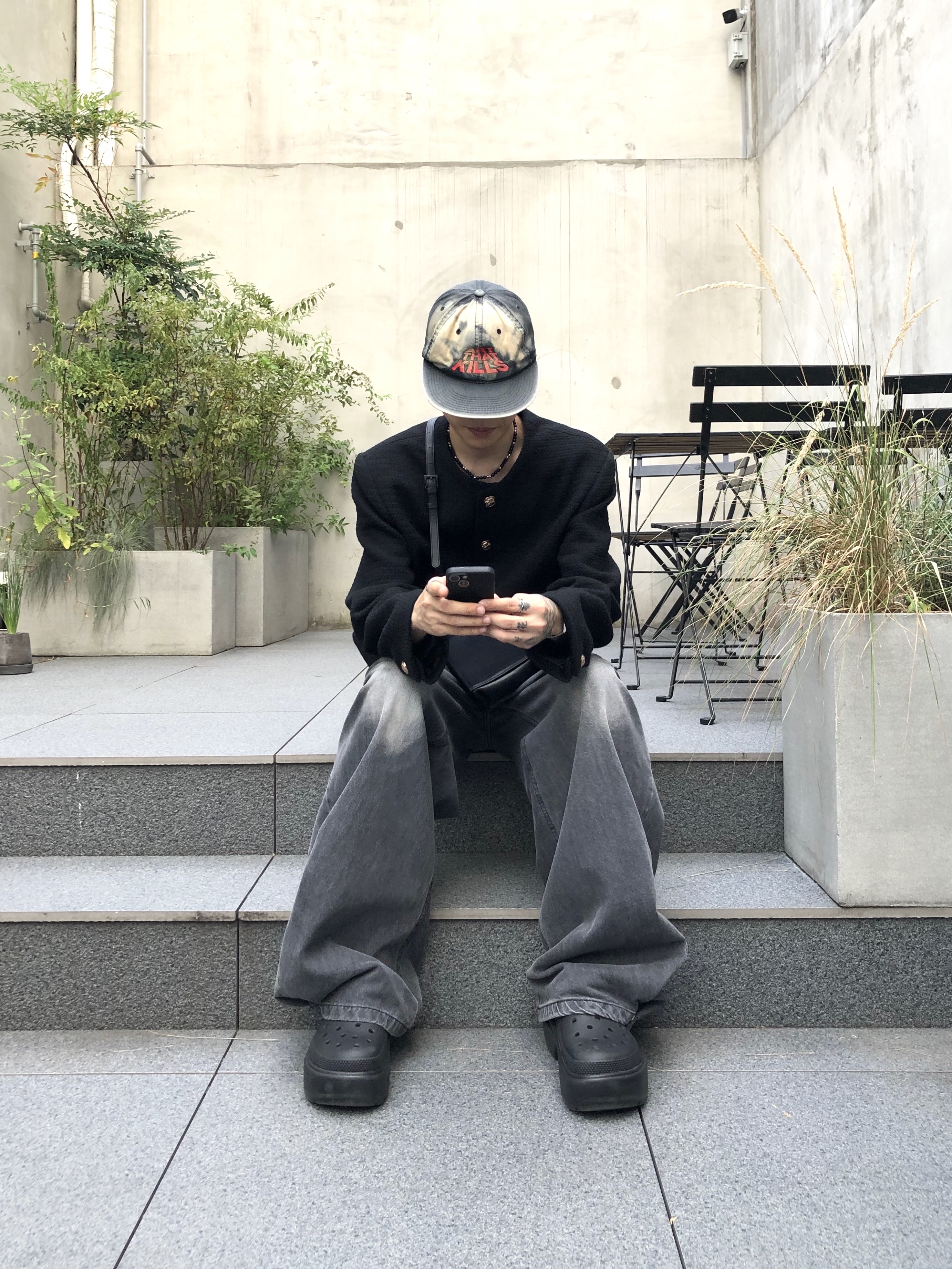 Crocs Stomp Clog Black, Gallery Dept. ATK Sun Faded Cap Sun Faded Black 착용 스타일 - 2