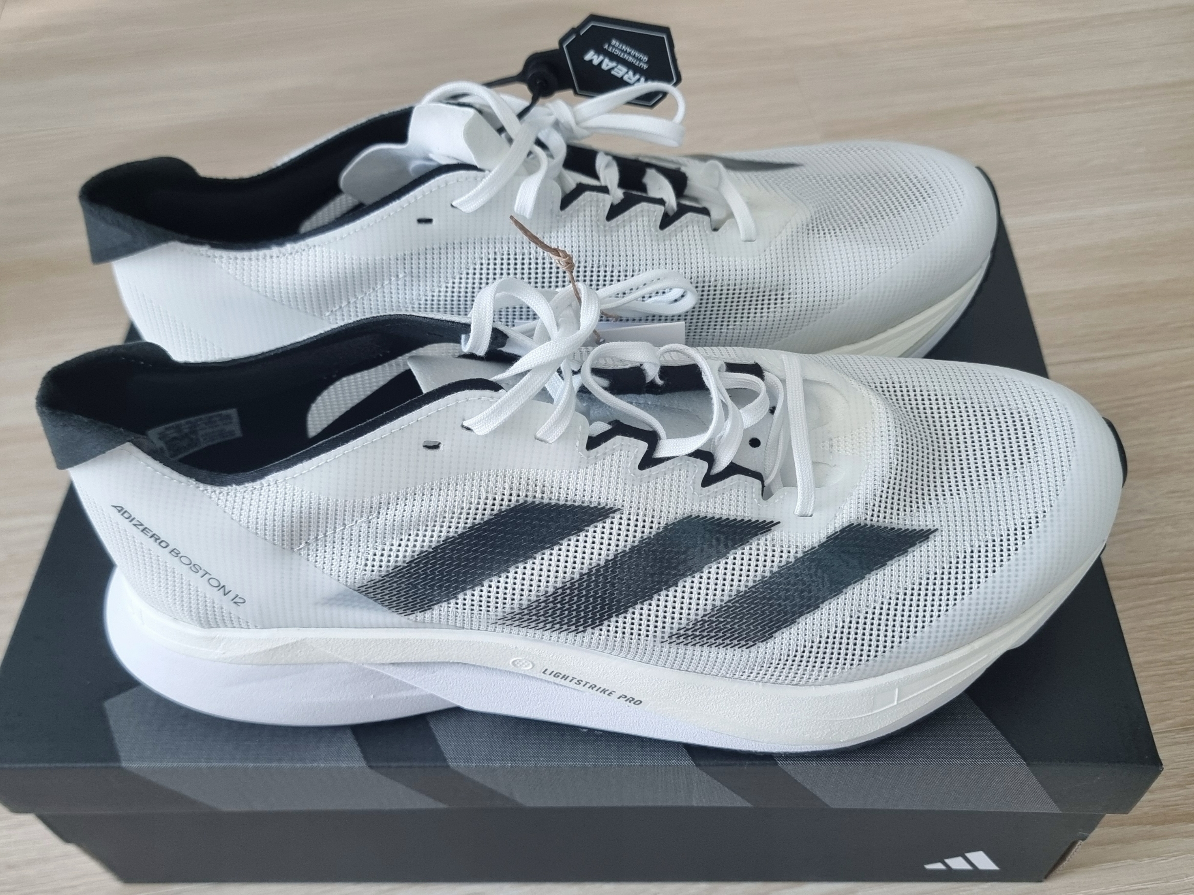 Adidas Adizero Boston 12 Cloud White Core Black Night Metallic 착용 스타일