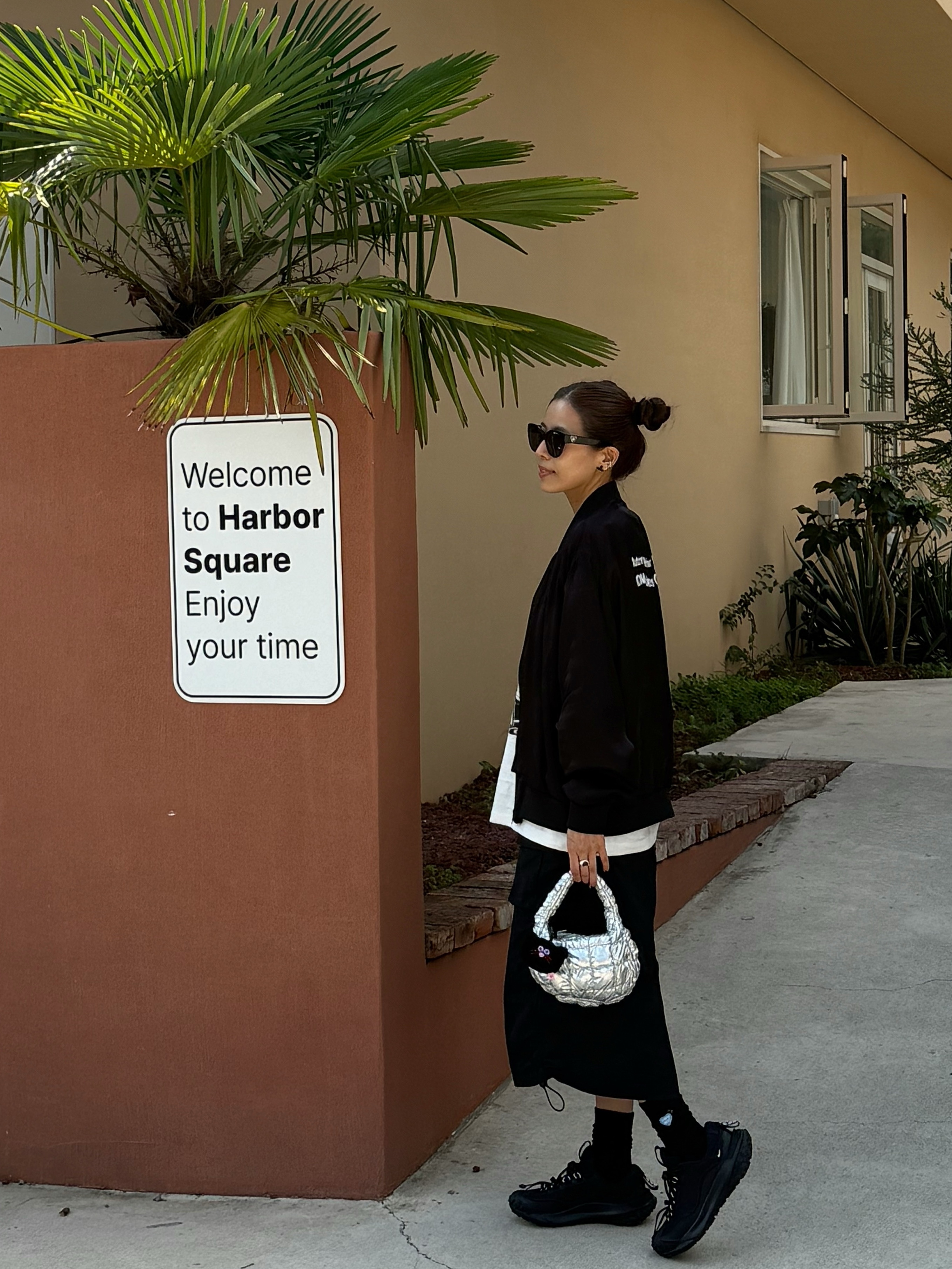 CDG '84-85 Staff Blouson Black, Chanel Butterfly Sunglasses Acetate & Black Frame Grey Lenses Asian Fit 착용 스타일 - 1