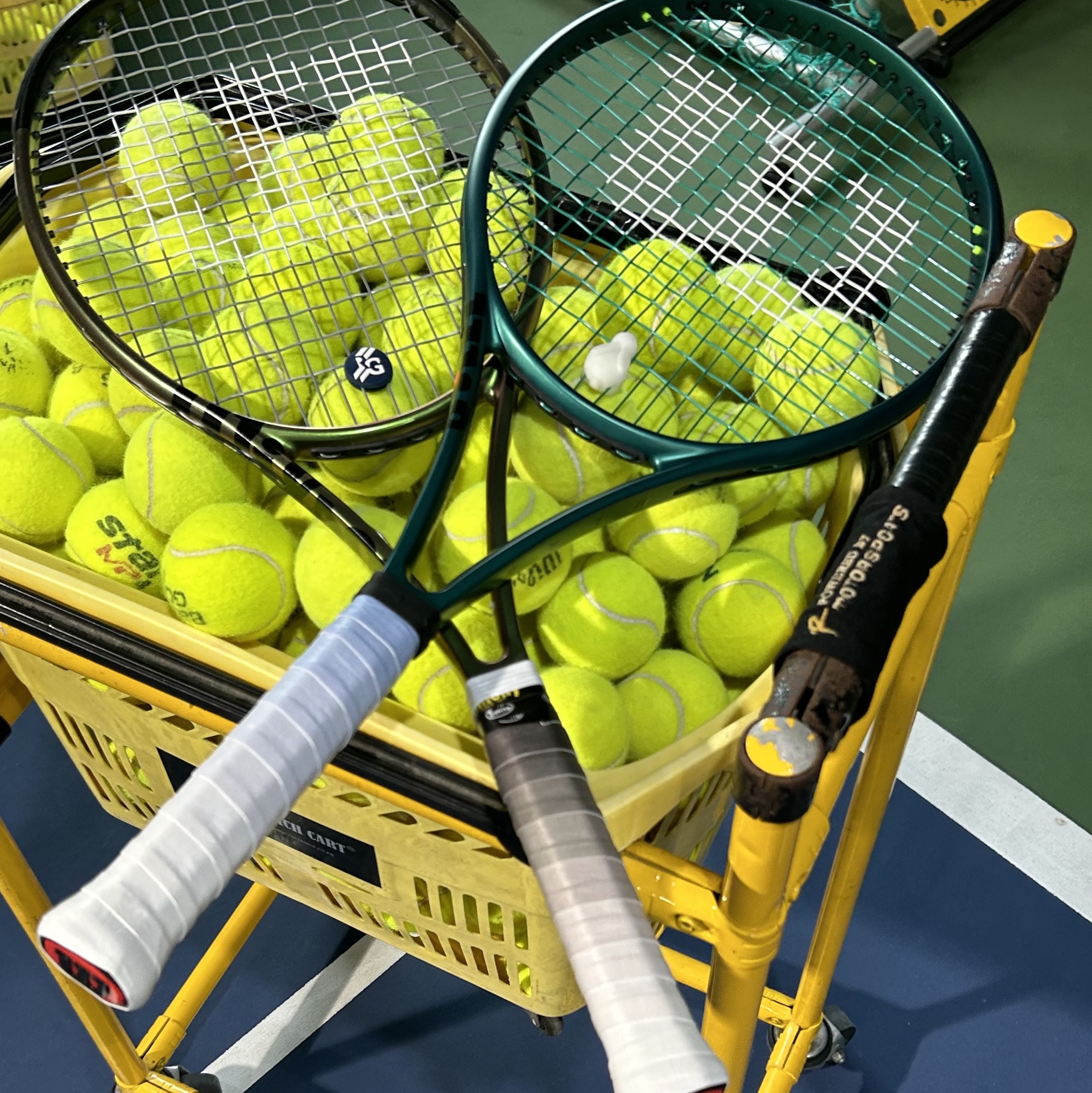 Wilson Blade 98 16x19 V8 305g Black Metallic Green (Without String), Wilson Blade 100 V9 300g Green (Without String) 착용 스타일 - 1