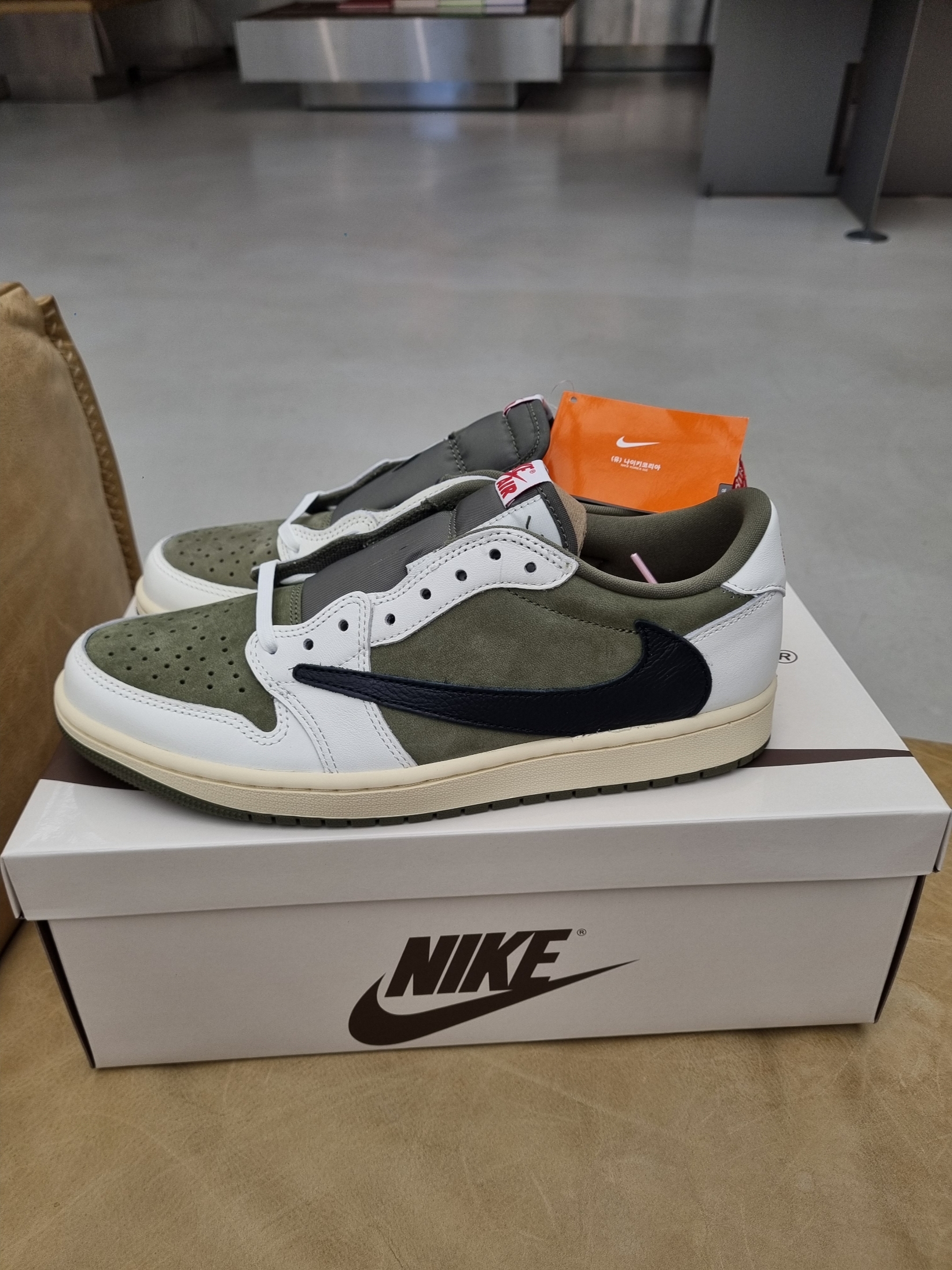 Jordan 1 x Travis Scott Retro Low OG SP Reverse Olive 착용 스타일 - 1