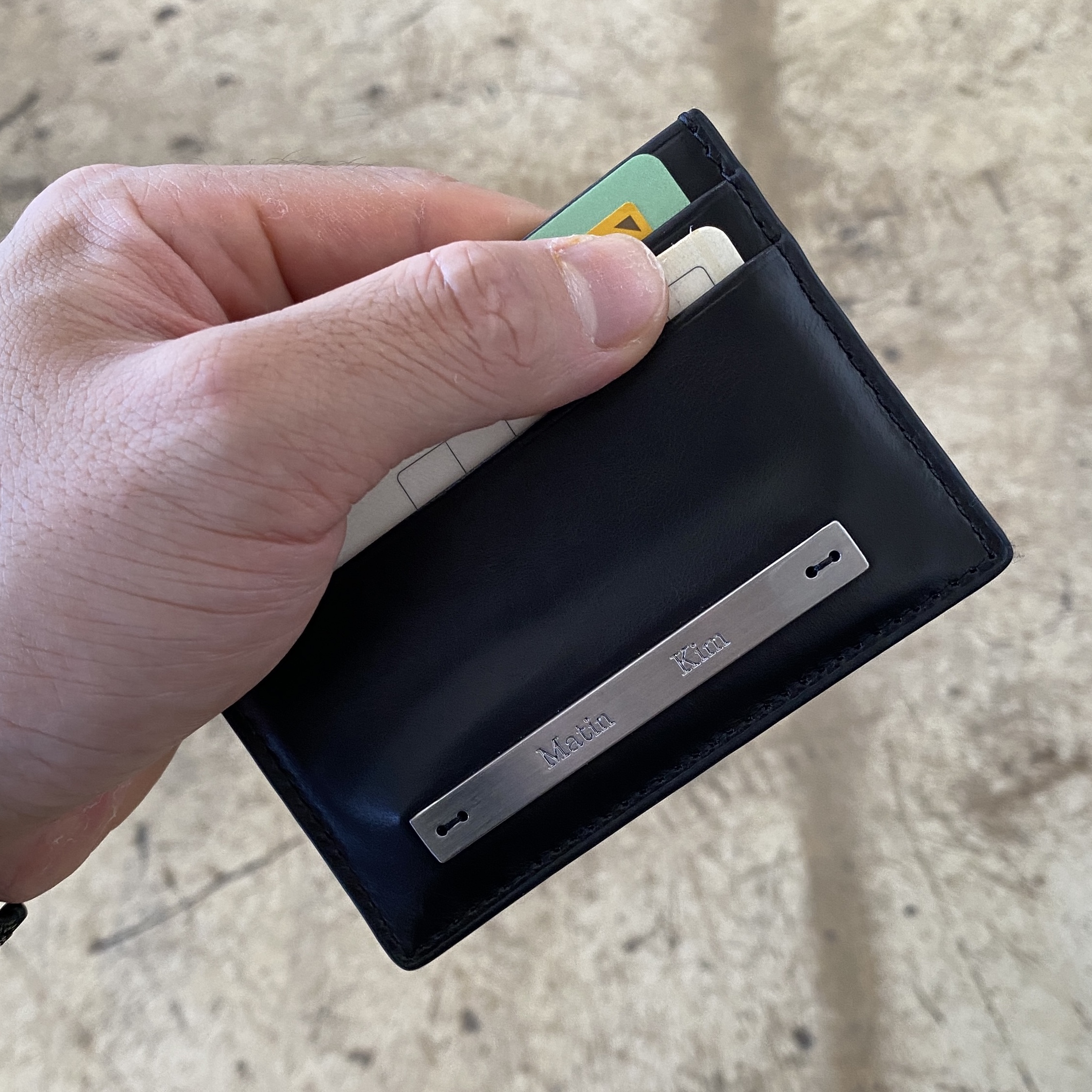 Matin Kim Vintage Card Wallet Black 착용 스타일
