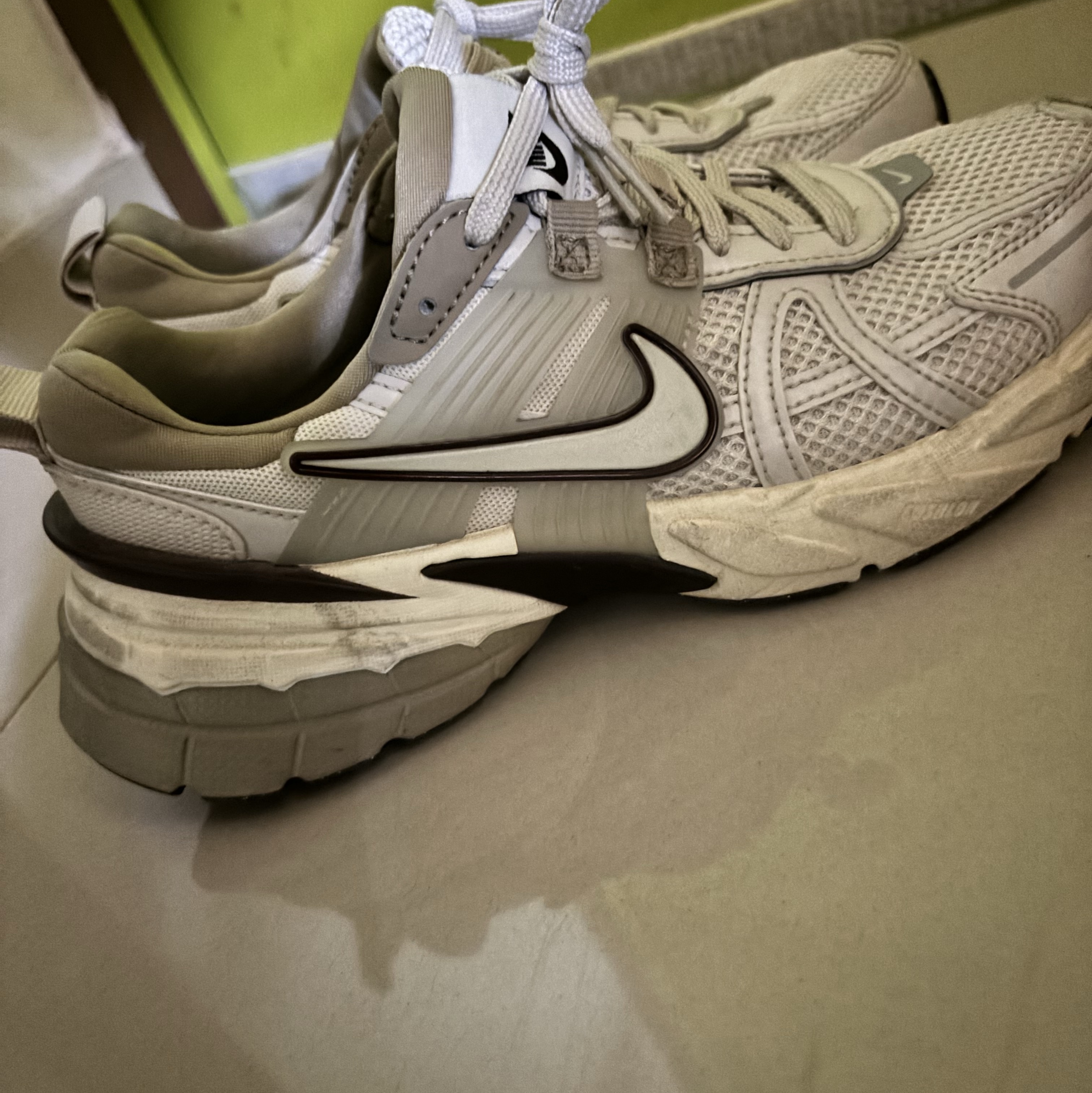 Nike V2K Run Light Orewood Brown Khaki 착용 스타일