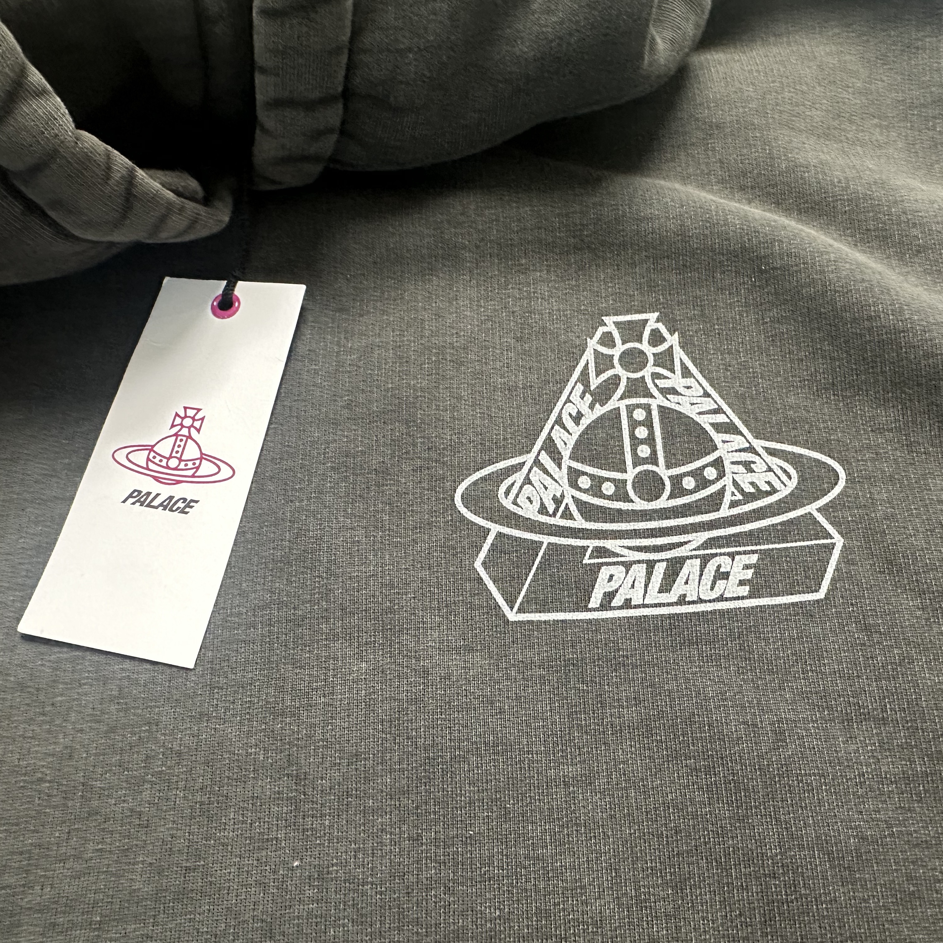 Palace x Vivienne Westwood Hood Black - 24FW 착용 스타일 - 4