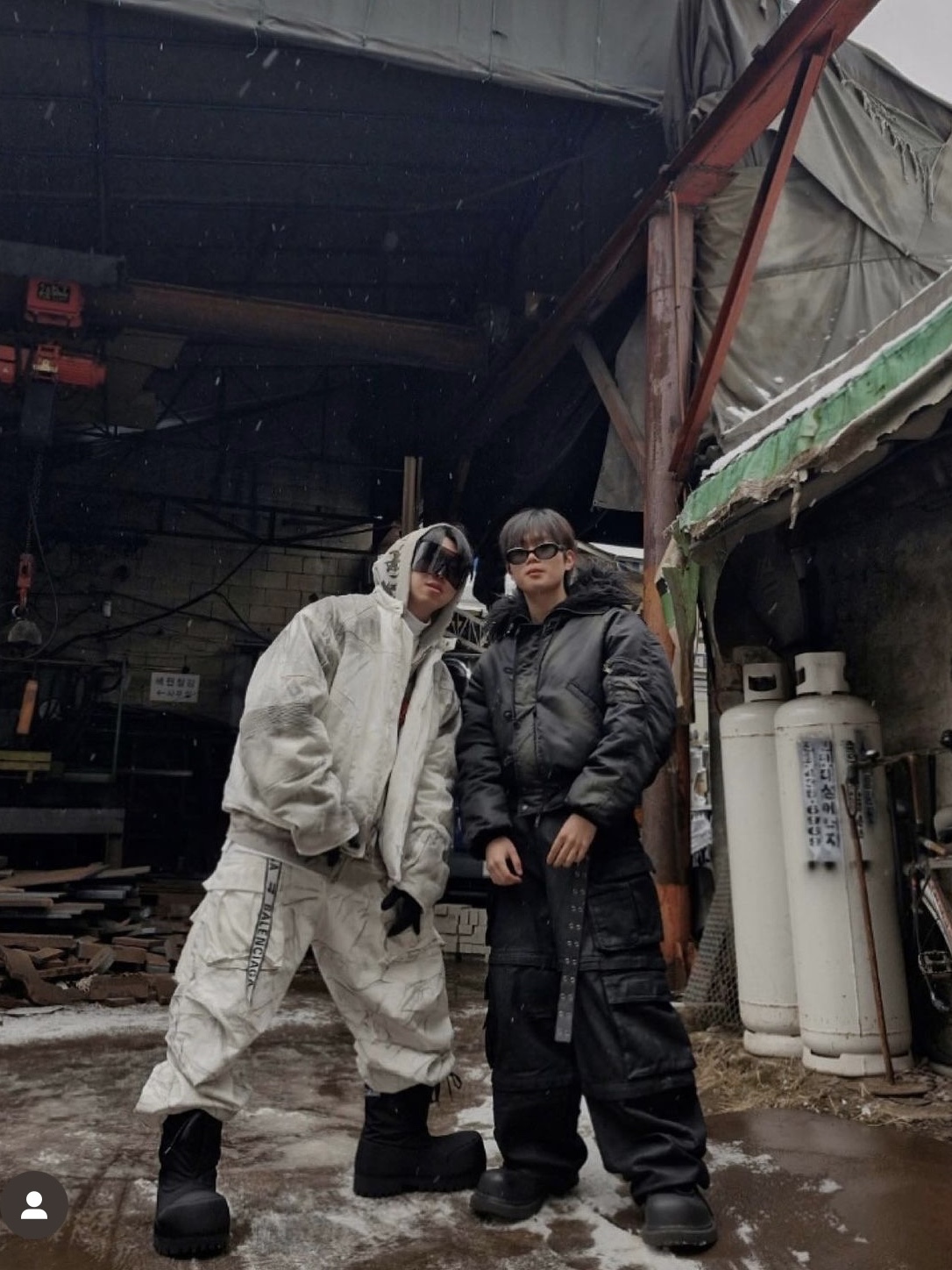 Project G/R Oversized Convertible Cargo Pants Coated Black, Balenciaga Steroid Derby Black 착용 스타일