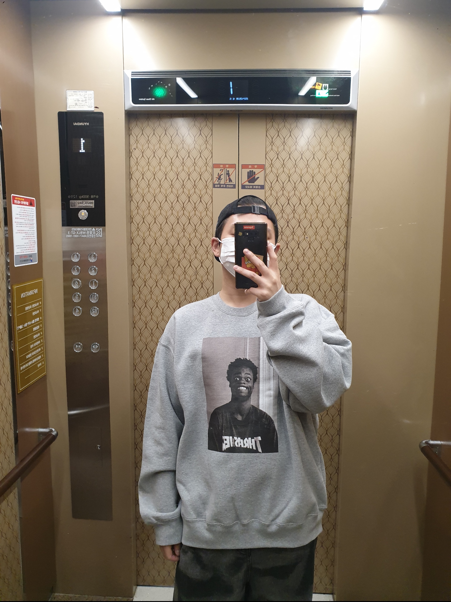 Supreme x Thrasher Crewneck Heather Grey - 24FW, Supreme Mesh Cordura Camp Cap Black - 23SS 착용 스타일 - 1