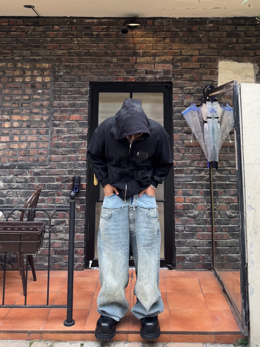 Balenciaga Gaffer Zip-Up Hoodie Small Fit Black 착용 스타일