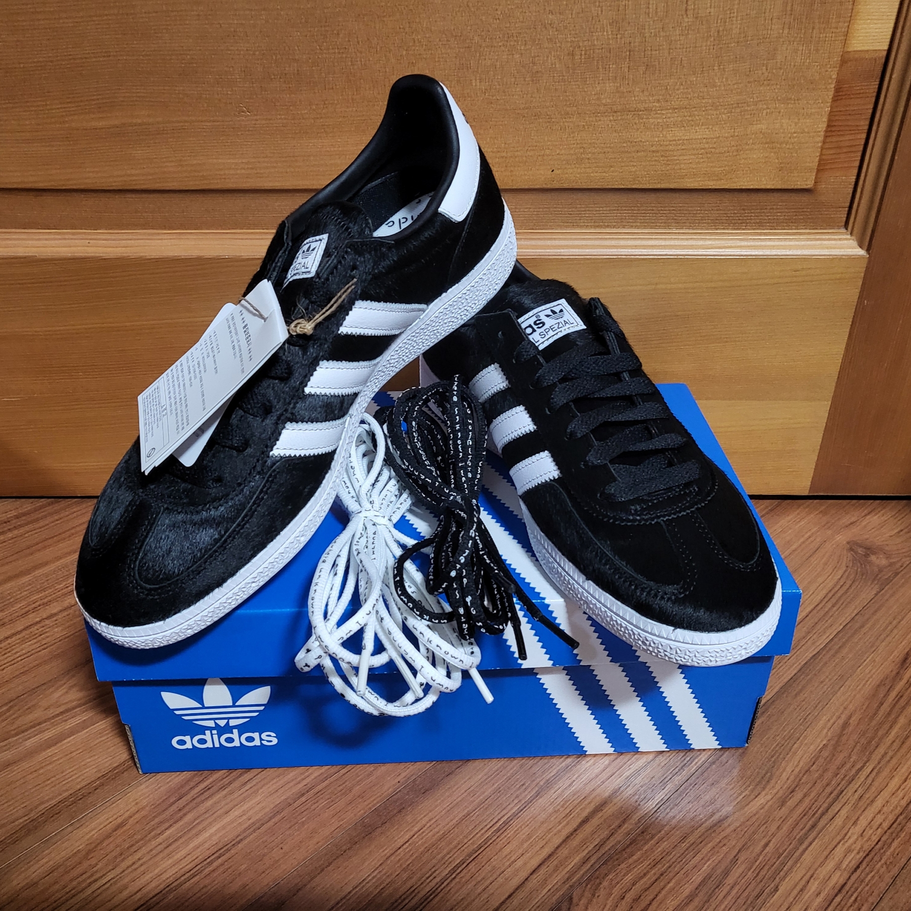 Adidas Spezial Handball Core Black Cloud White 착용 스타일
