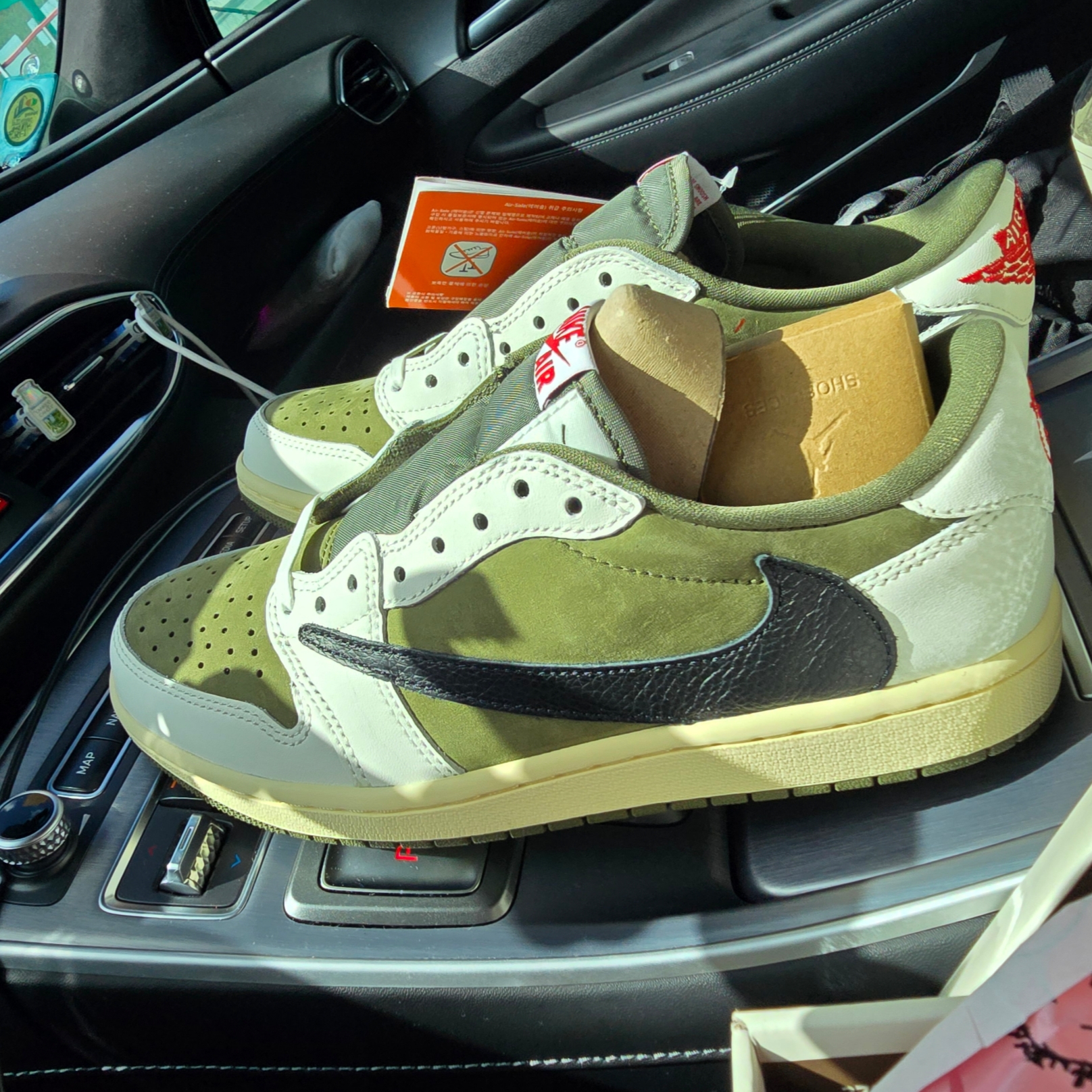 Jordan 1 x Travis Scott Retro Low OG SP Reverse Olive 착용 스타일 - 2