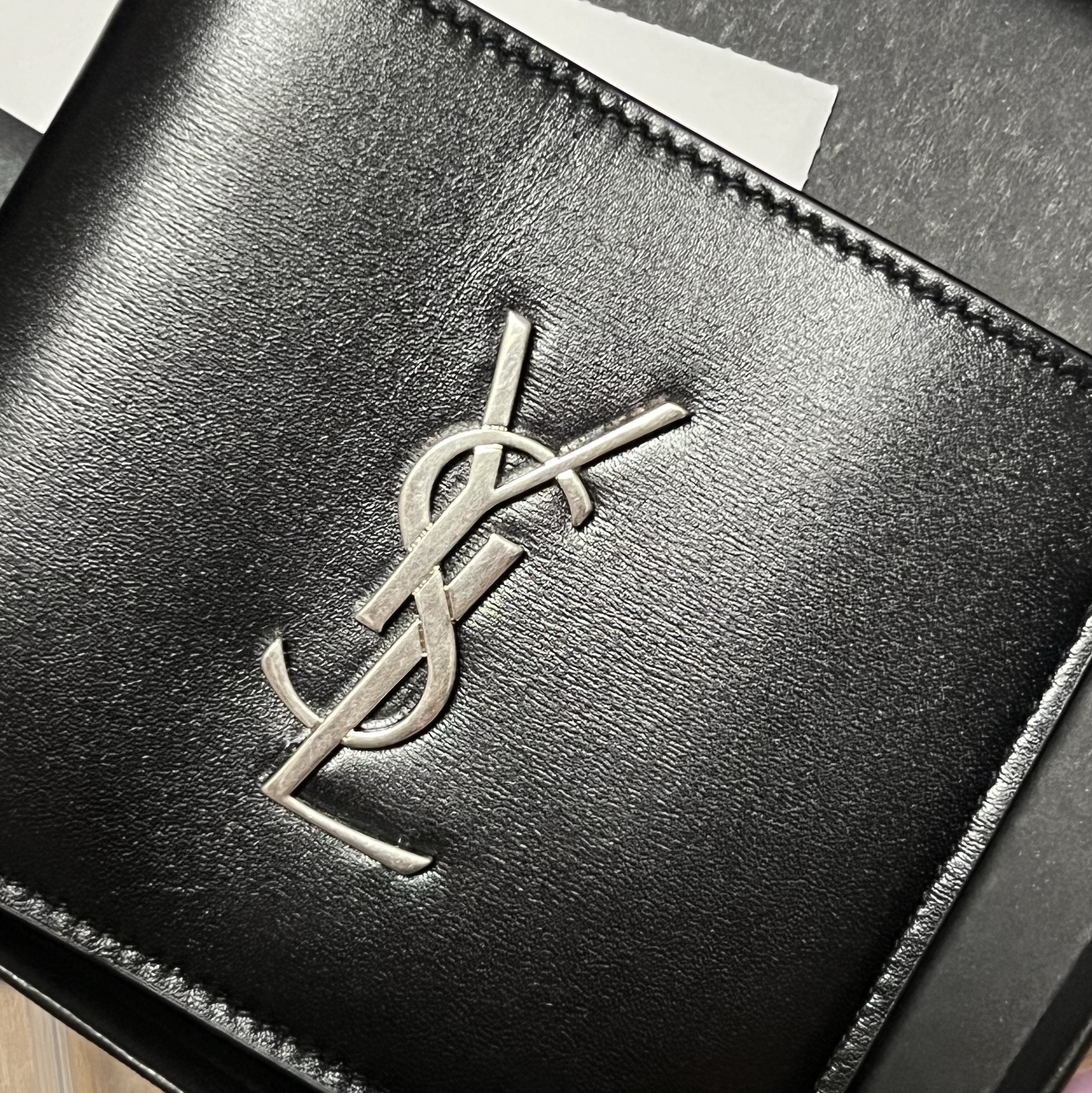Saint Laurent East/West Wallet in Smooth Leather Black 착용 스타일 - 2
