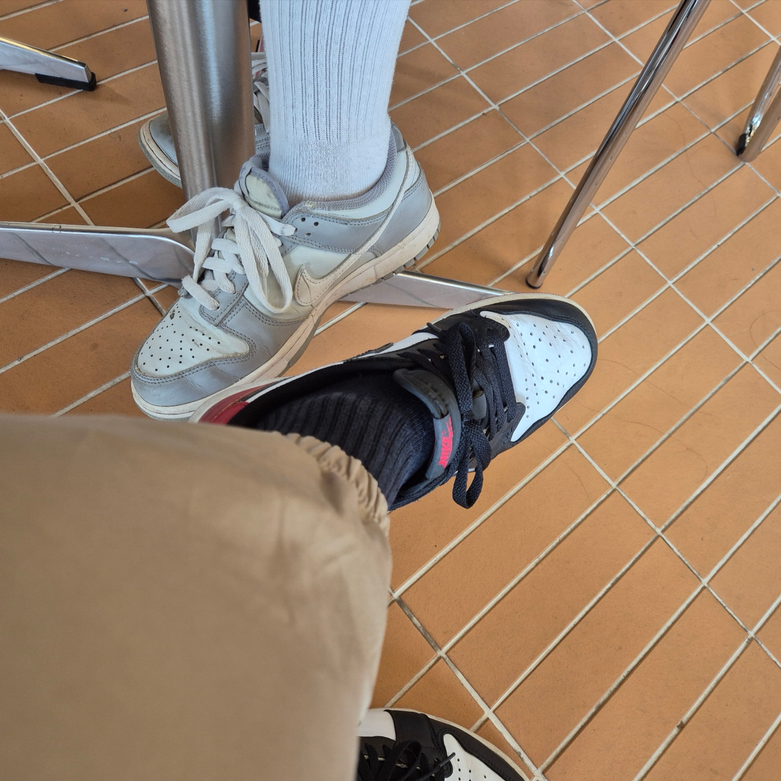 Jordan 1 Retro Low OG Black Toe, (GS) Nike Dunk Low Wolf Grey 착용 스타일