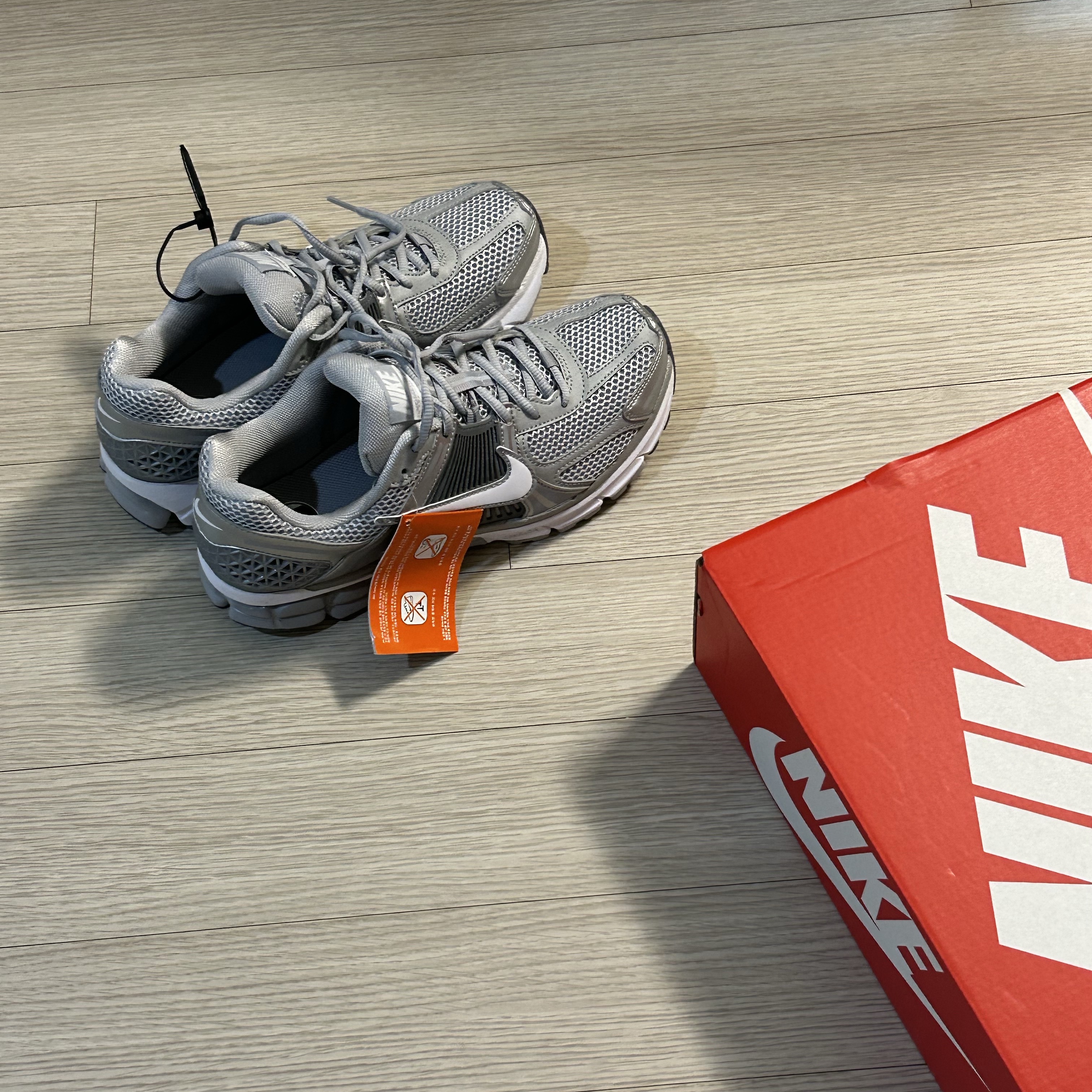 Nike Zoom Vomero 5 Wolf Grey White 착용 스타일