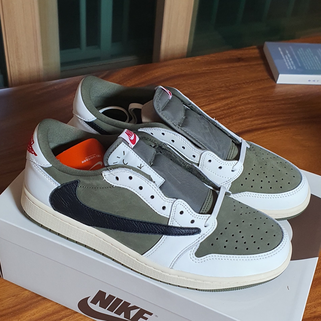 Jordan 1 x Travis Scott Retro Low OG SP Reverse Olive 착용 스타일