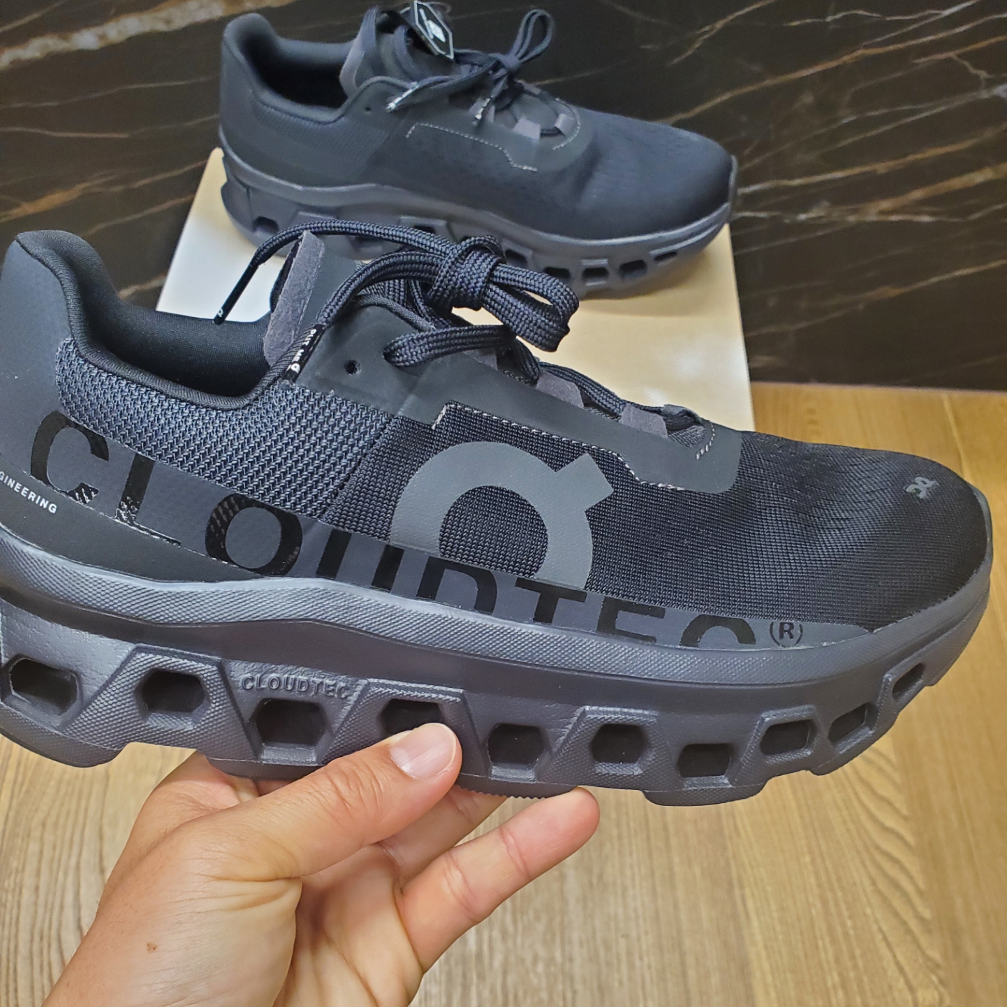 On Running Cloudmonster All Black 착용 스타일 - 1