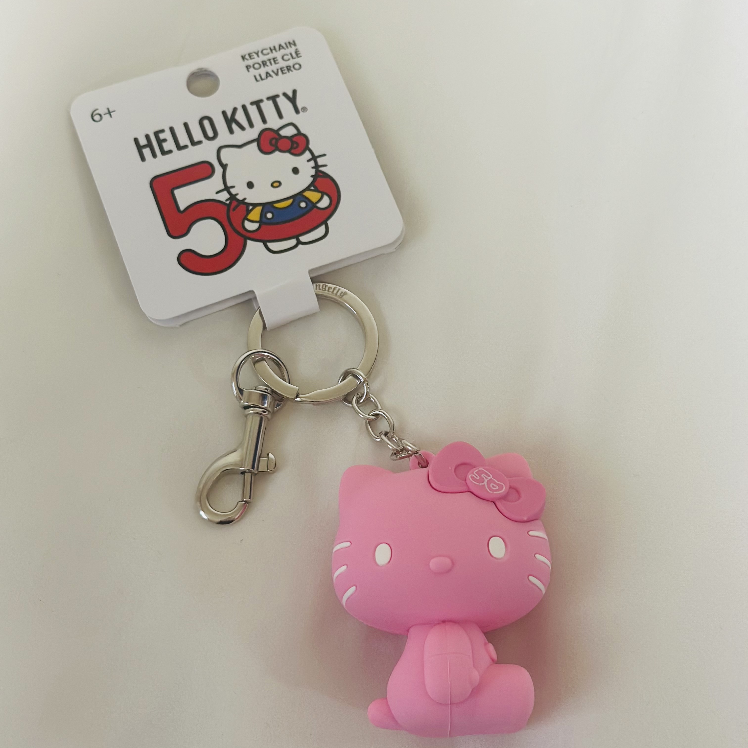 Sanrio Hello Kitty 50th Anniversary Keychain 착용 스타일